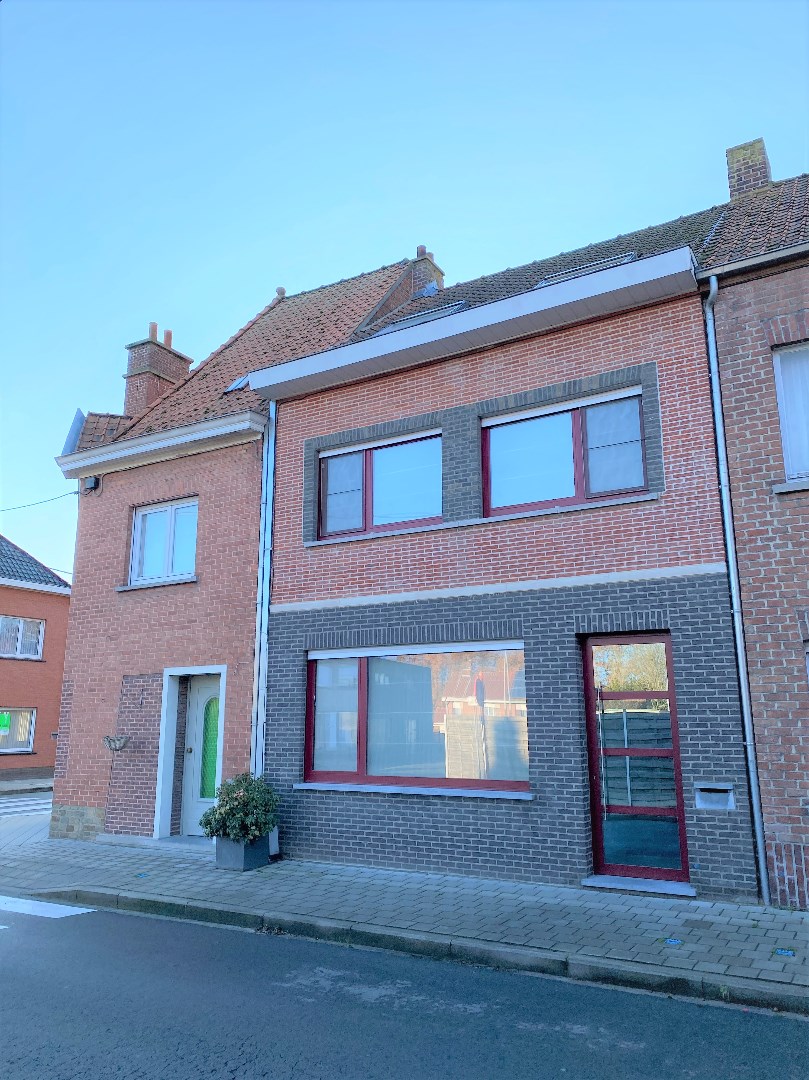 Up-to-date en bijzonder ruime gezinswoning met garage te Zwevegem 