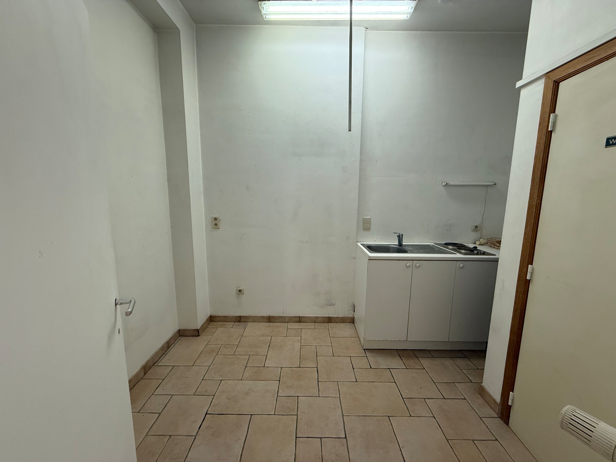BOUTIQUE À LOUER À LA PLACE RUBENS - OPPORTUNITÉ UNIQUE 