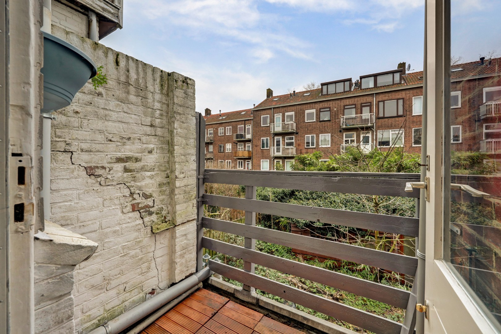 Sfeervol en karakteristiek jaren '30 bovenwoning met prachtige glas-in-lood details, 2 goede slaapkamers, ruime keuken en badkamer en gelegen op eigen grond! 