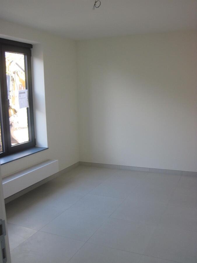 Splinternieuw ruim gelijkvloers appartement. 