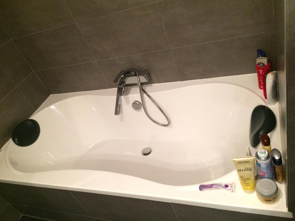 HALF OPEN BEBOUWING MET TUIN OP CENTRALE LIGGING TE ZANDVOORDE 