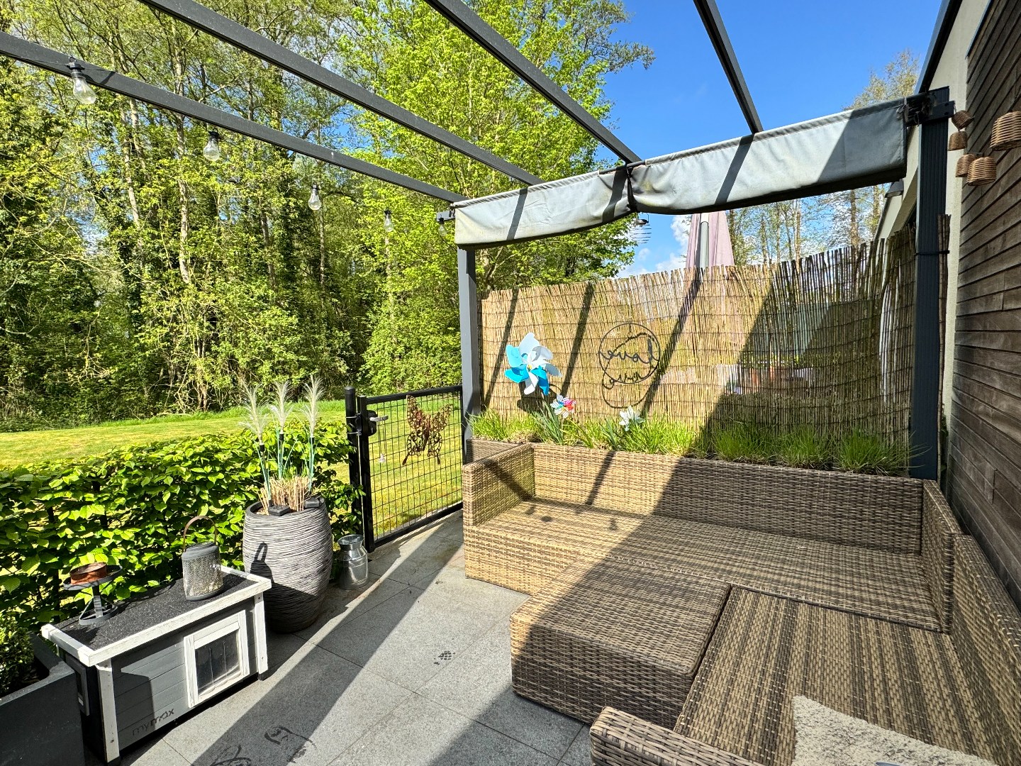 Prachtig zonnig en energievriendelijk appartement op het gelijkvloers met dubbele garage. 