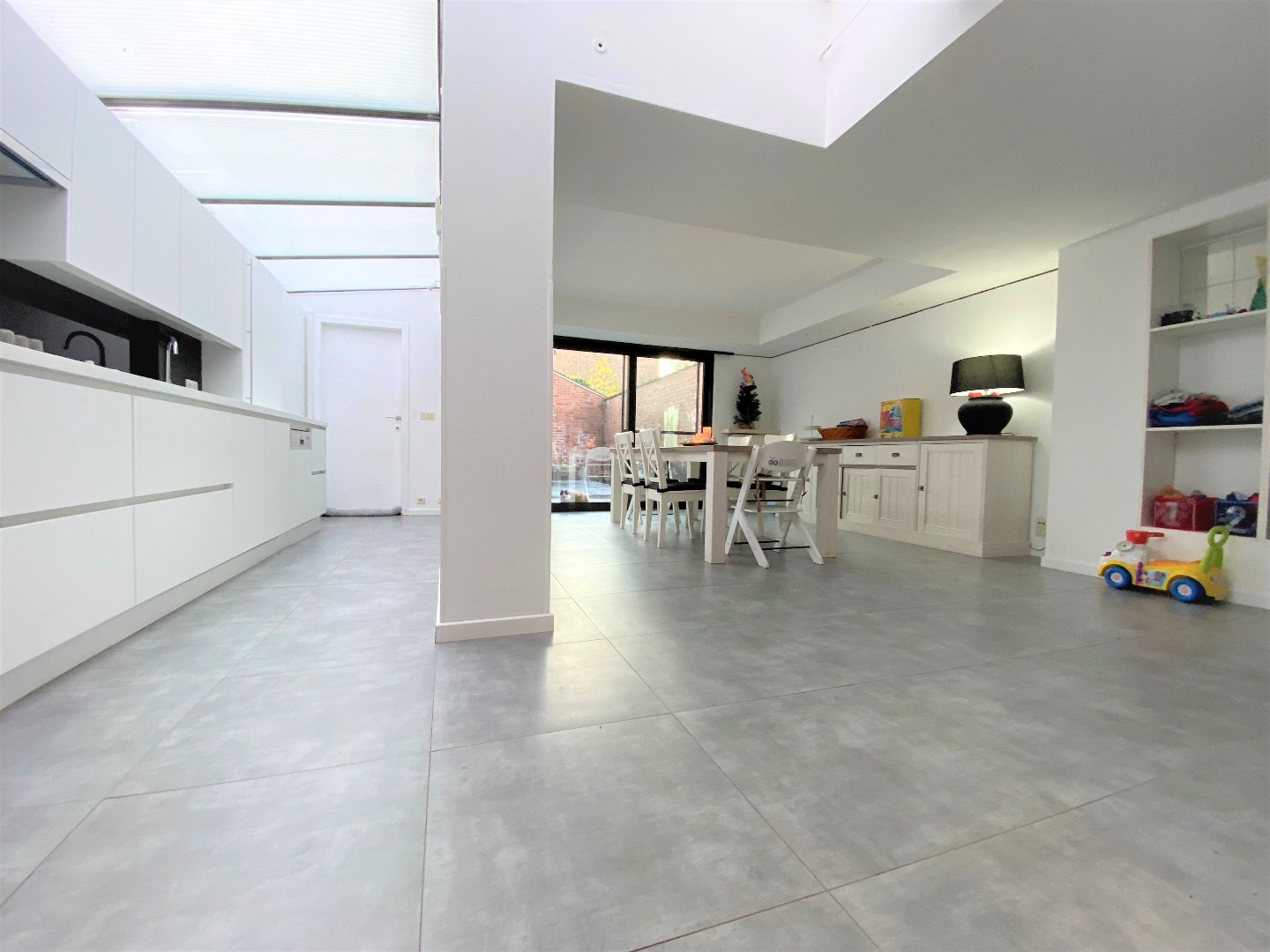 Up-to-date en bijzonder ruime gezinswoning met garage te Zwevegem 