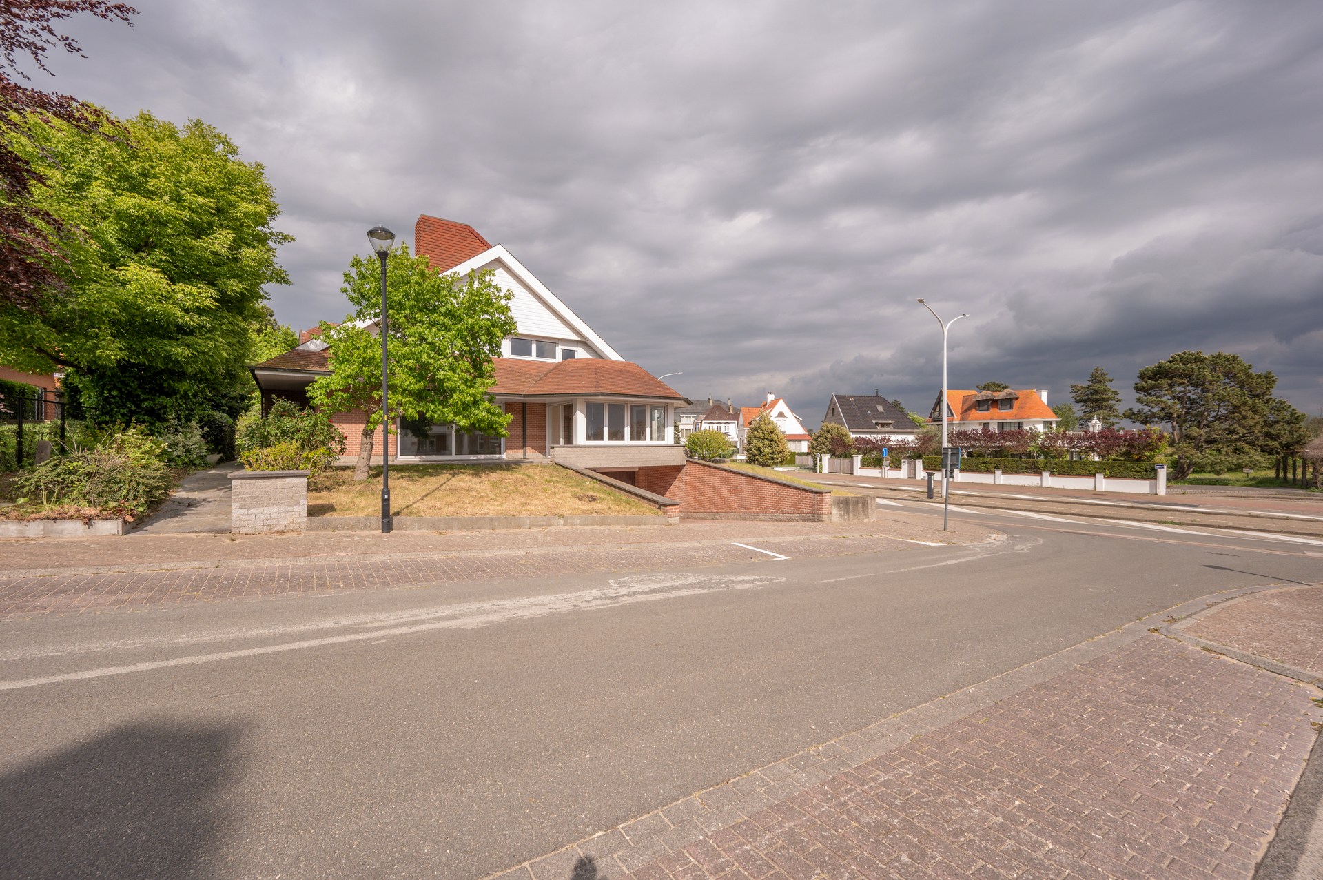 Ontdek deze karaktervolle villa, rustig gelegen in het gegeerde Duinbergen, op wandelafstand van het strand (incl. zeer ruime dubbele inpandige garage) 