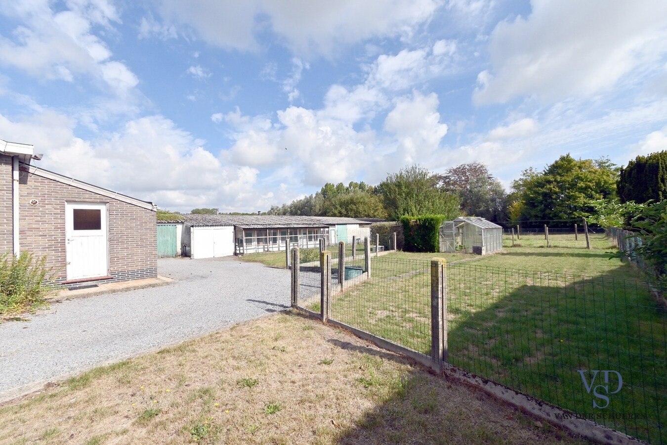 Te renoveren bungalow op een perceel van ca. 2.840 m² 