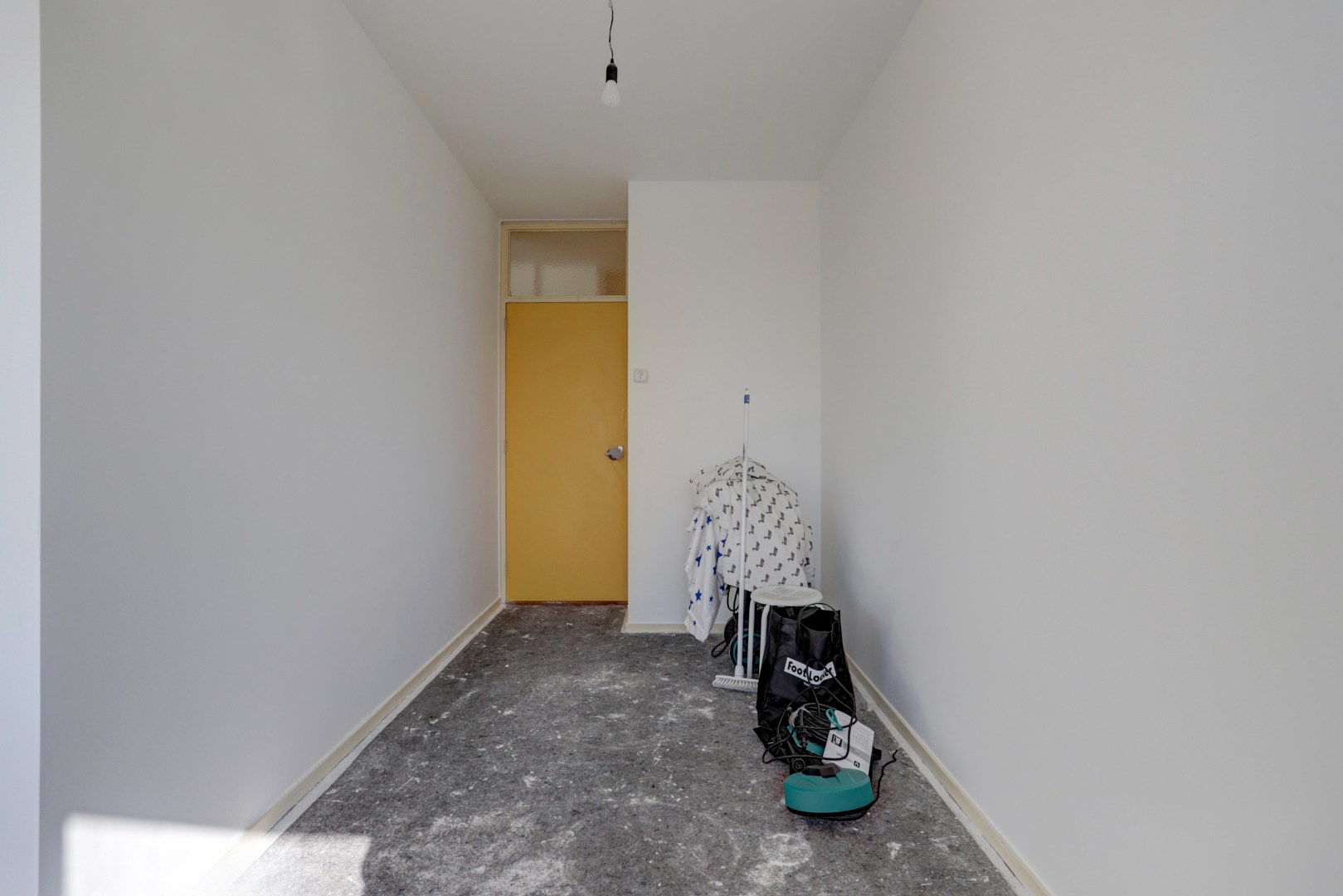 Dit 3 (voorheen 4) kamer appartement is helemaal naar eigen smaak te realiseren met 2 slaapkamers (3e slaapkamer is gemakkelijk te realiseren), 3 balkons, berging in de onderbouw en gelegen op eigen g 