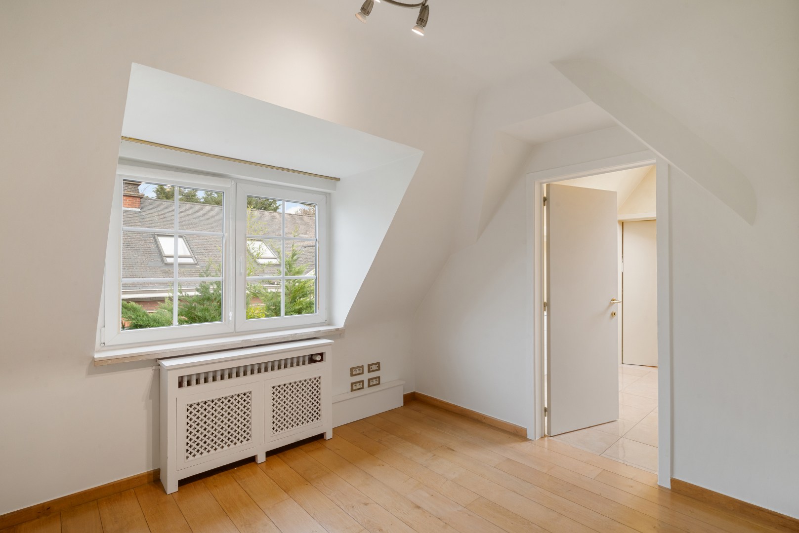 Stijlvolle villa met 5 slaapkamers op mooi perceel van 1325m² 