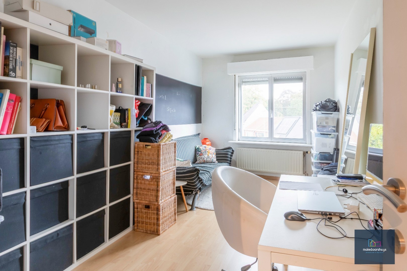VERKOCHT !!! Heel ruime Instapklare woning in rij  met zonneterras en 2 staanplaatsen 
