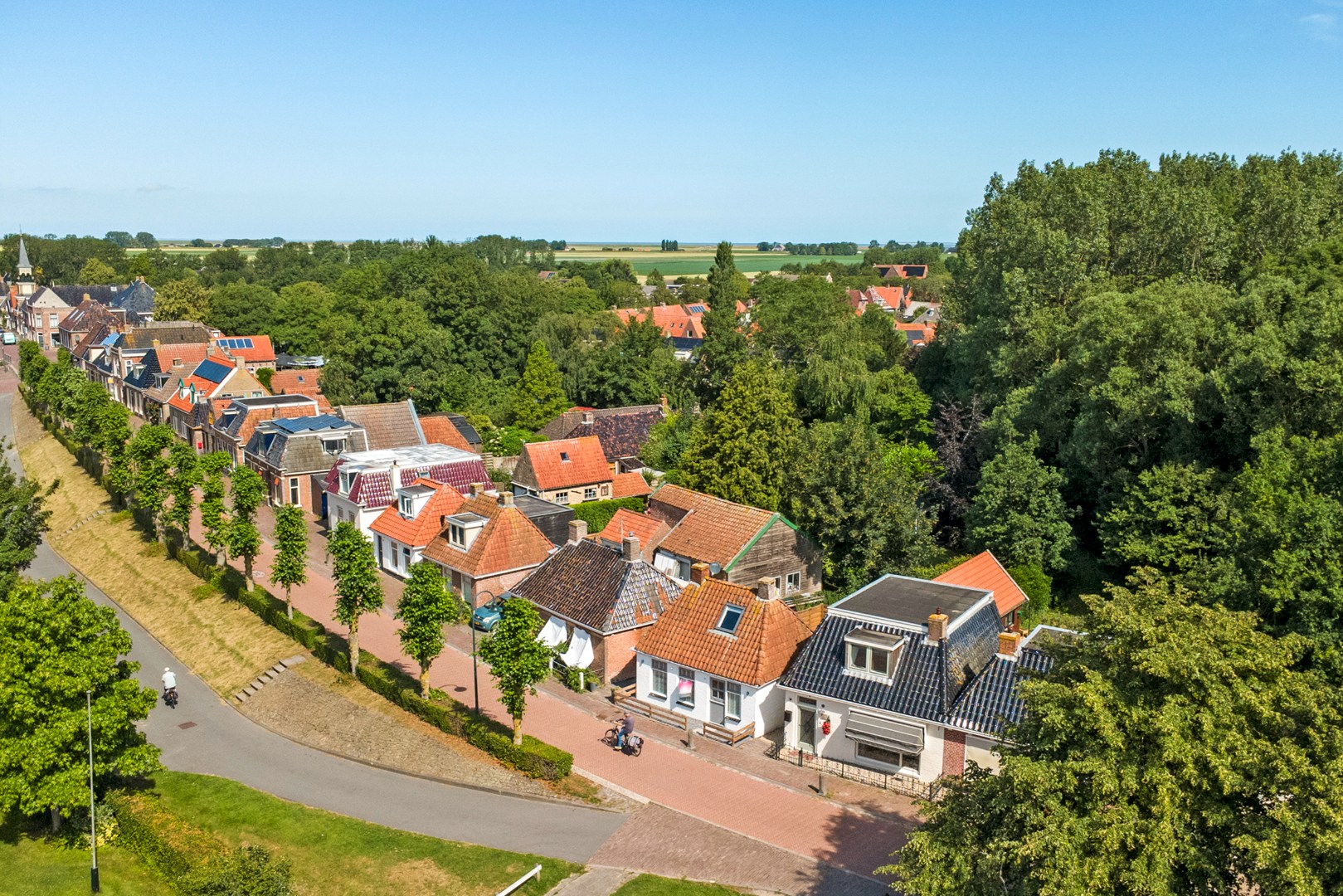 Instapklaar en tot in de puntjes verzorgd, met twee slaapkamers en een fraai verbouwde schuur voor praktijk, werk of hobby. 