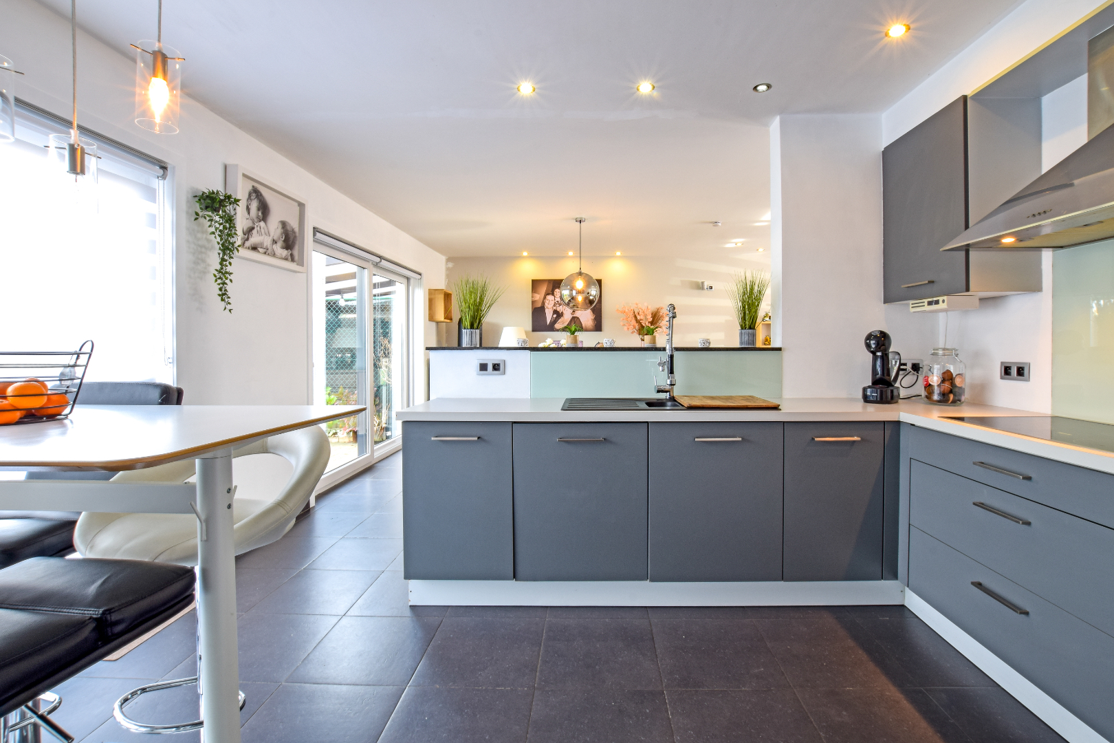 Instapklare energiezuinige woning met garage op 289m² te De Panne. 