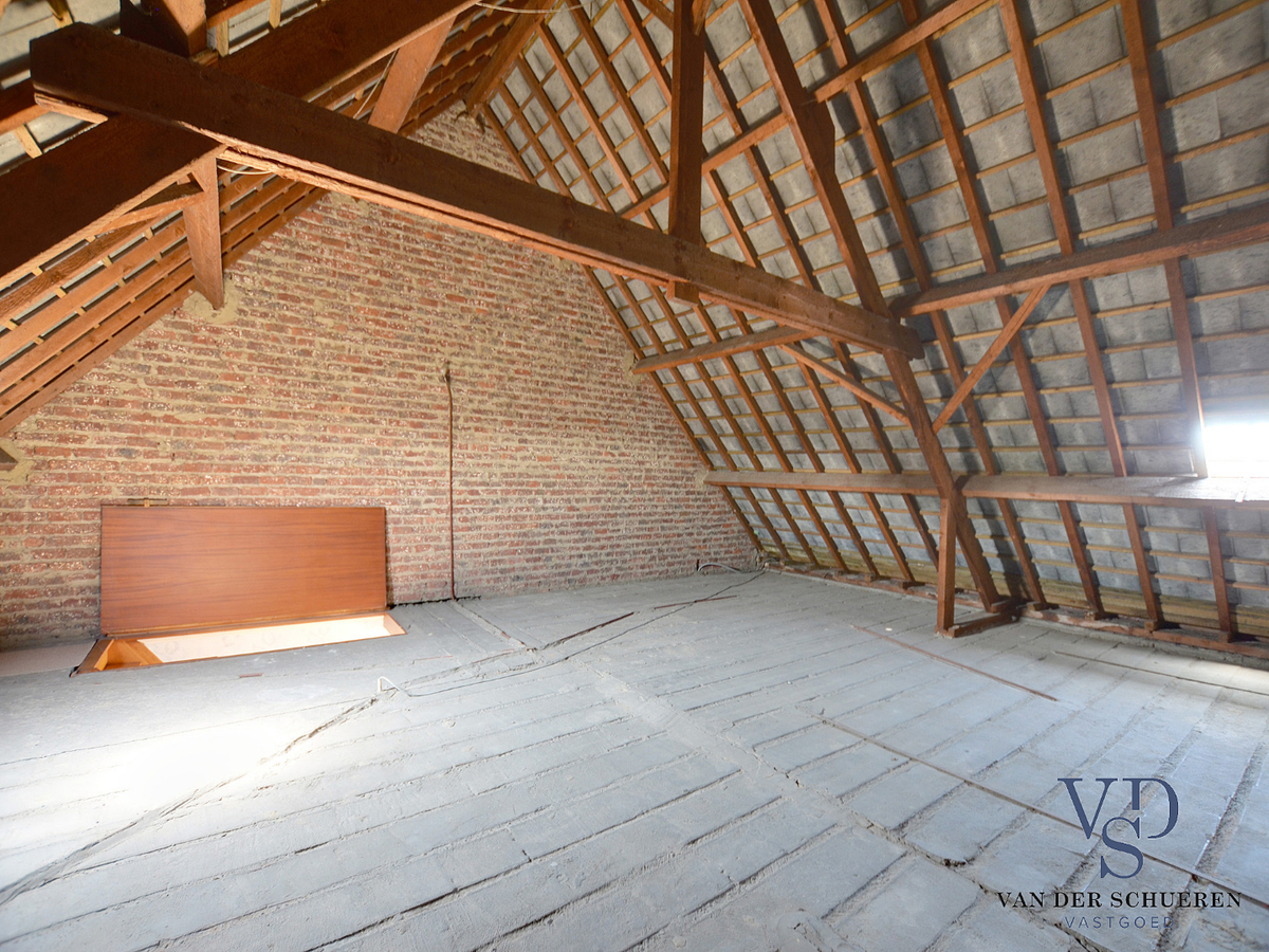 Degelijke woning met tuin en afz. garage. 