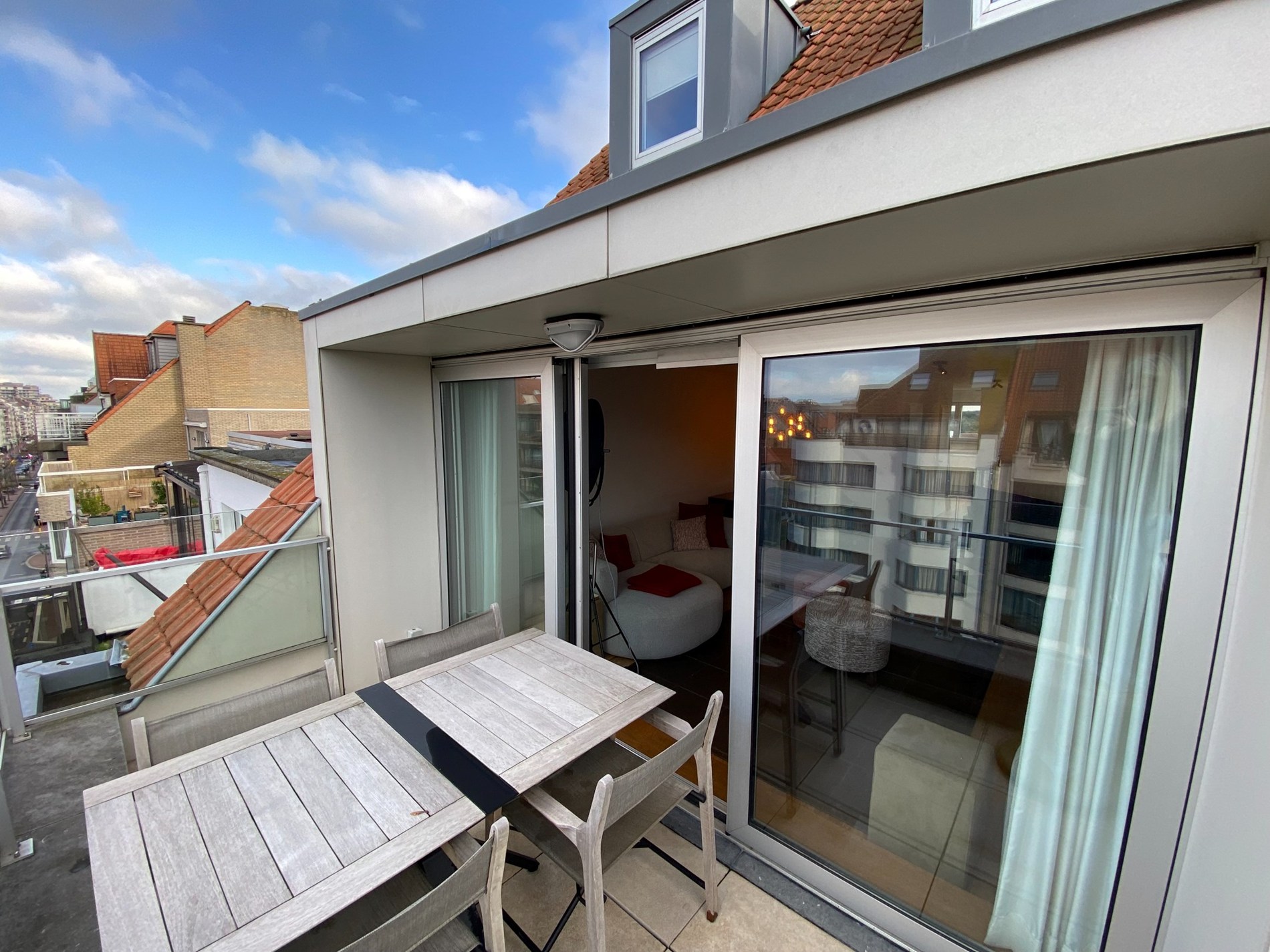 Appartement en duplex avec 3 chambres à coucher complètes et deux grandes terrasses ensoleillées offrant une vue dégagée, situé du côté ensoleillé de l'avenue Lippens. 