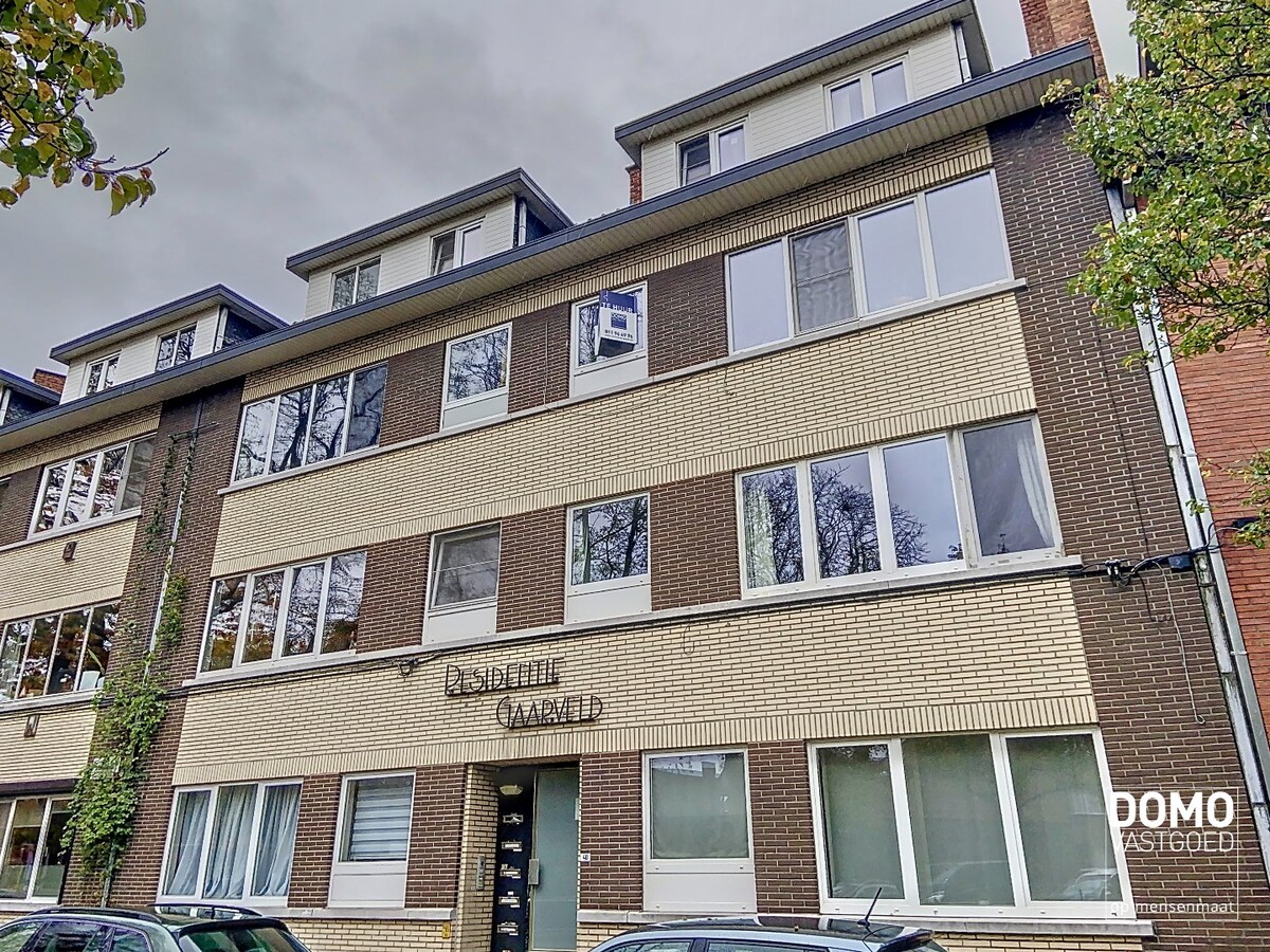 RUIM APPARTEMENT MET 4 SLAAPKAMERS EN GARAGEBOX TE RUNKST 