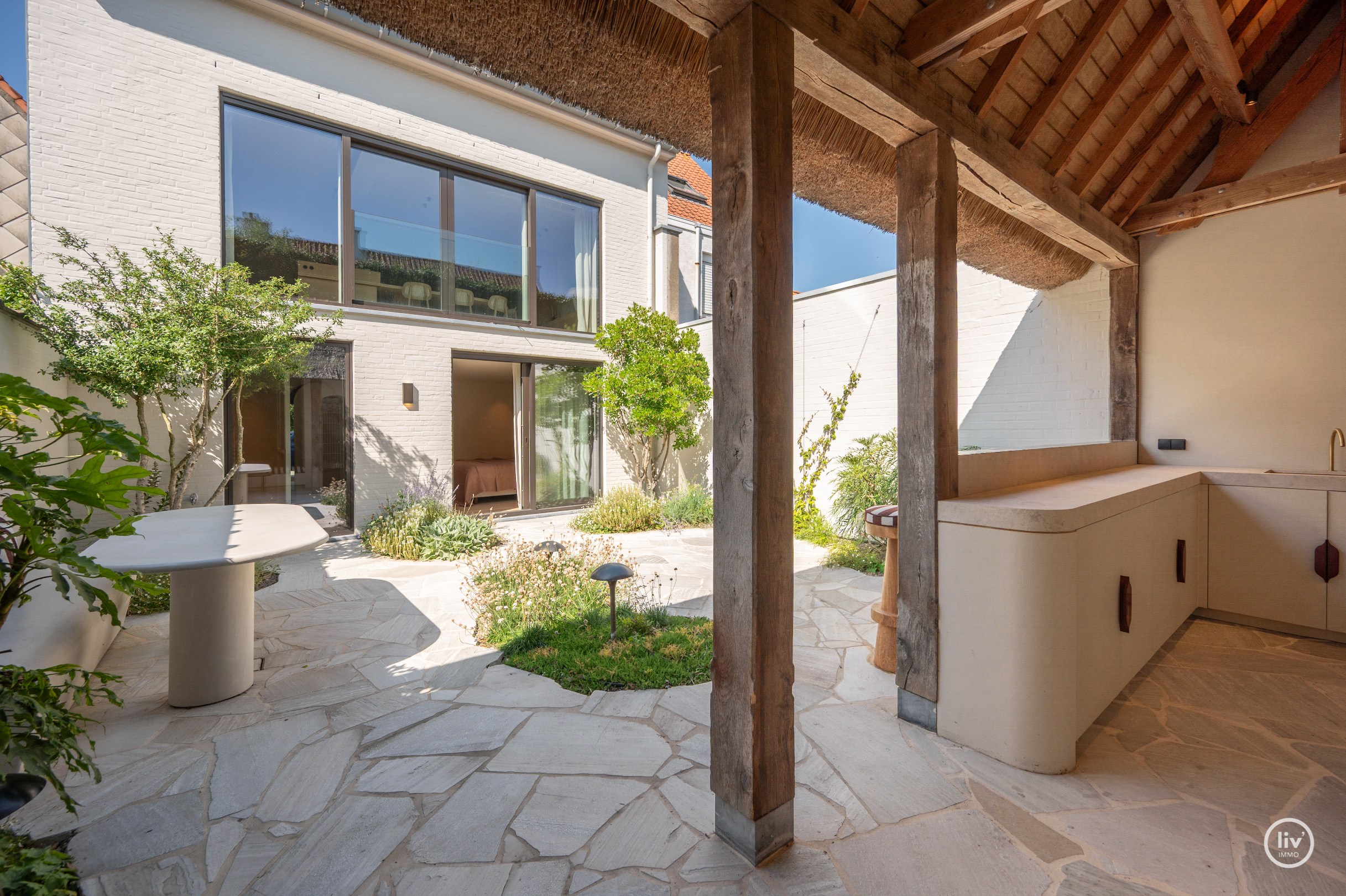 Luxe, comfort kortom een prachtig gerenoveerde woning in hartje Knokke. 
