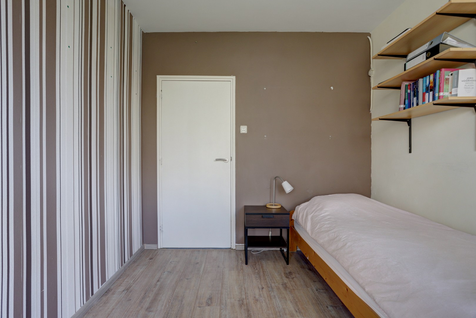 Instapklaar 3-kamer appartement op de 1e verdieping met keurige keuken en badkamer, 2 balkons, berging in de onderbouw en is gelegen op eigen grond. 