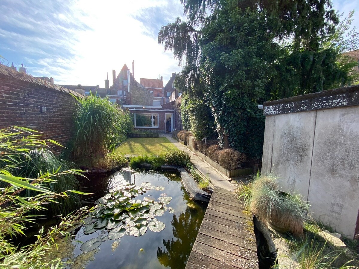 Uniek Handelspand met woonst op de Grote markt van Diksmuide. 