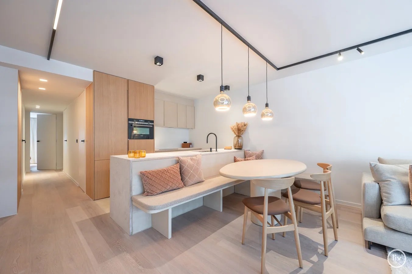 Appartement de 3 chambres entièrement rénové situé du côté ensoleillé de l'avenue Parmentier, à distance de marche de la digue. Garage possible dans le bâtiment. 