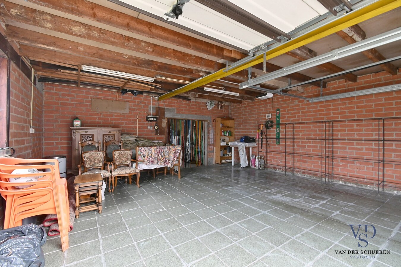 Bijzonder ruime, praktisch ingedeelde gezinswoning 