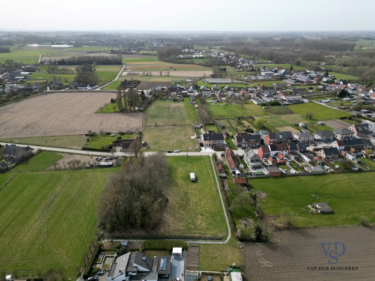 Goed, in een groene omgeving, gelegen stuk bouwgrond 
