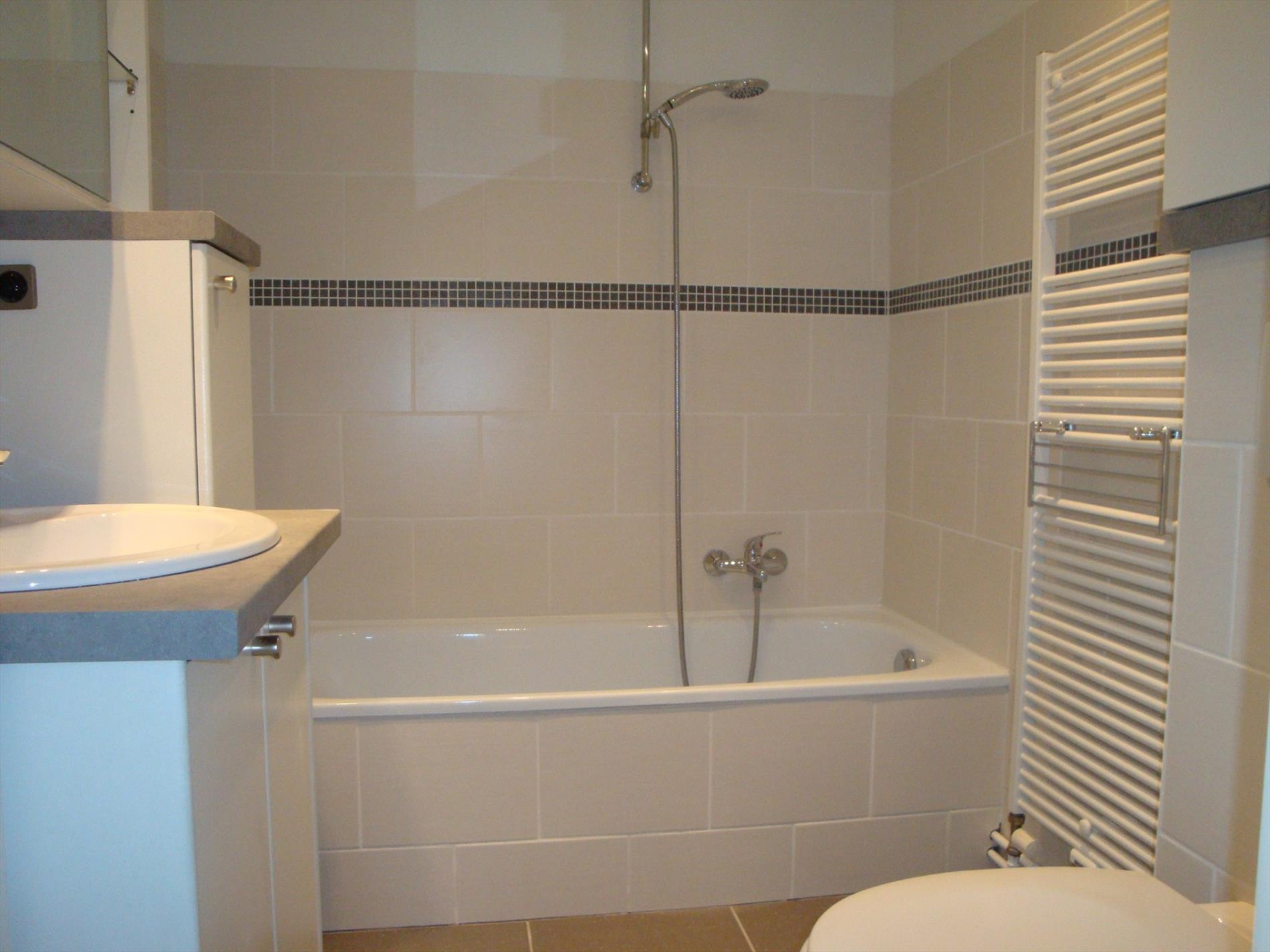 Voll. gerenoveerd 3-slpk HOEKapp. op 7e verd. met havenzicht 