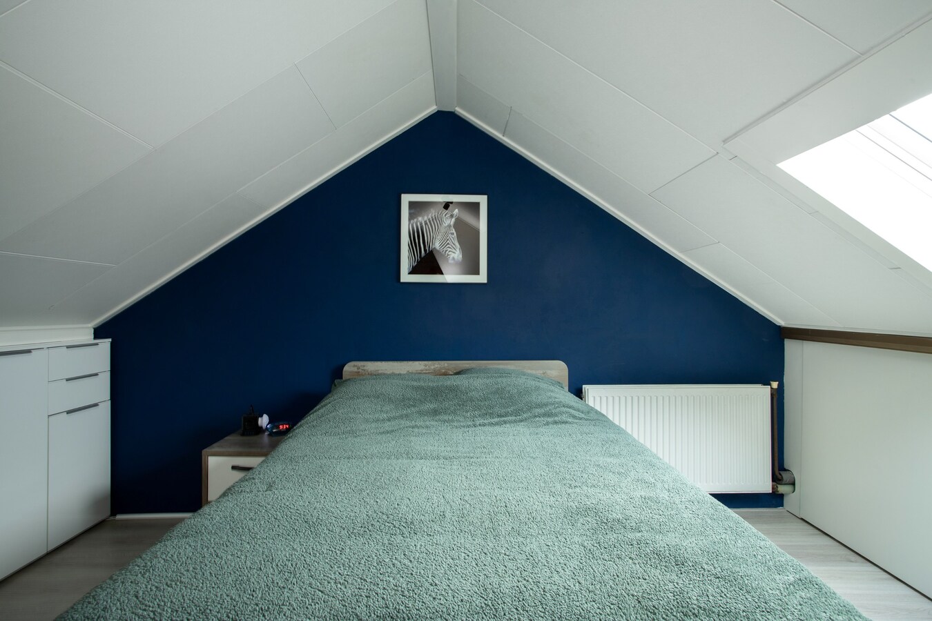 Welkom in deze verrassend ruime en charmante hoekwoning nabij het centrum van Reusel! 