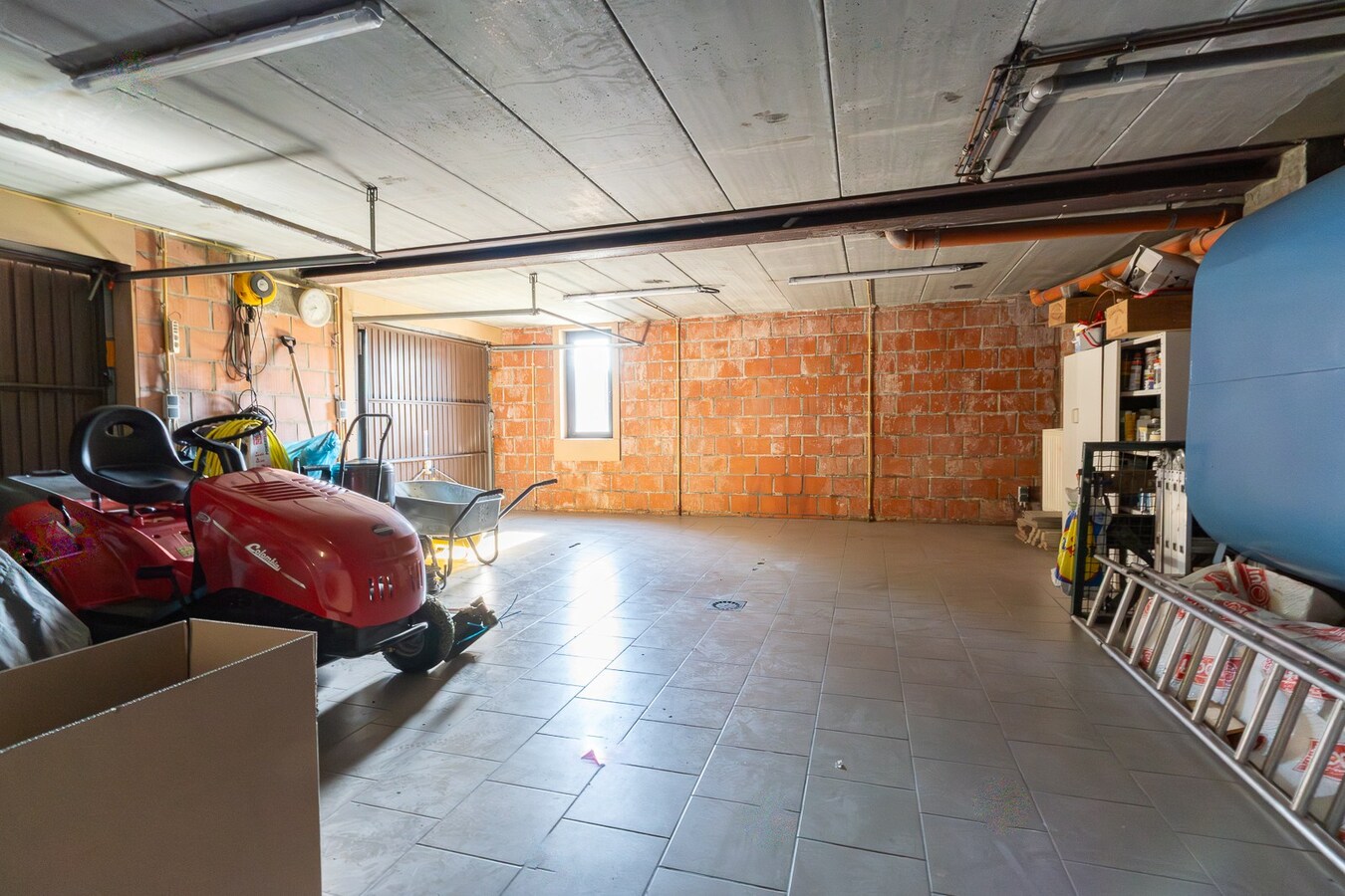 3 façades érigée sur 875m² avec terrain à bâtir, parking privé, double garage. 