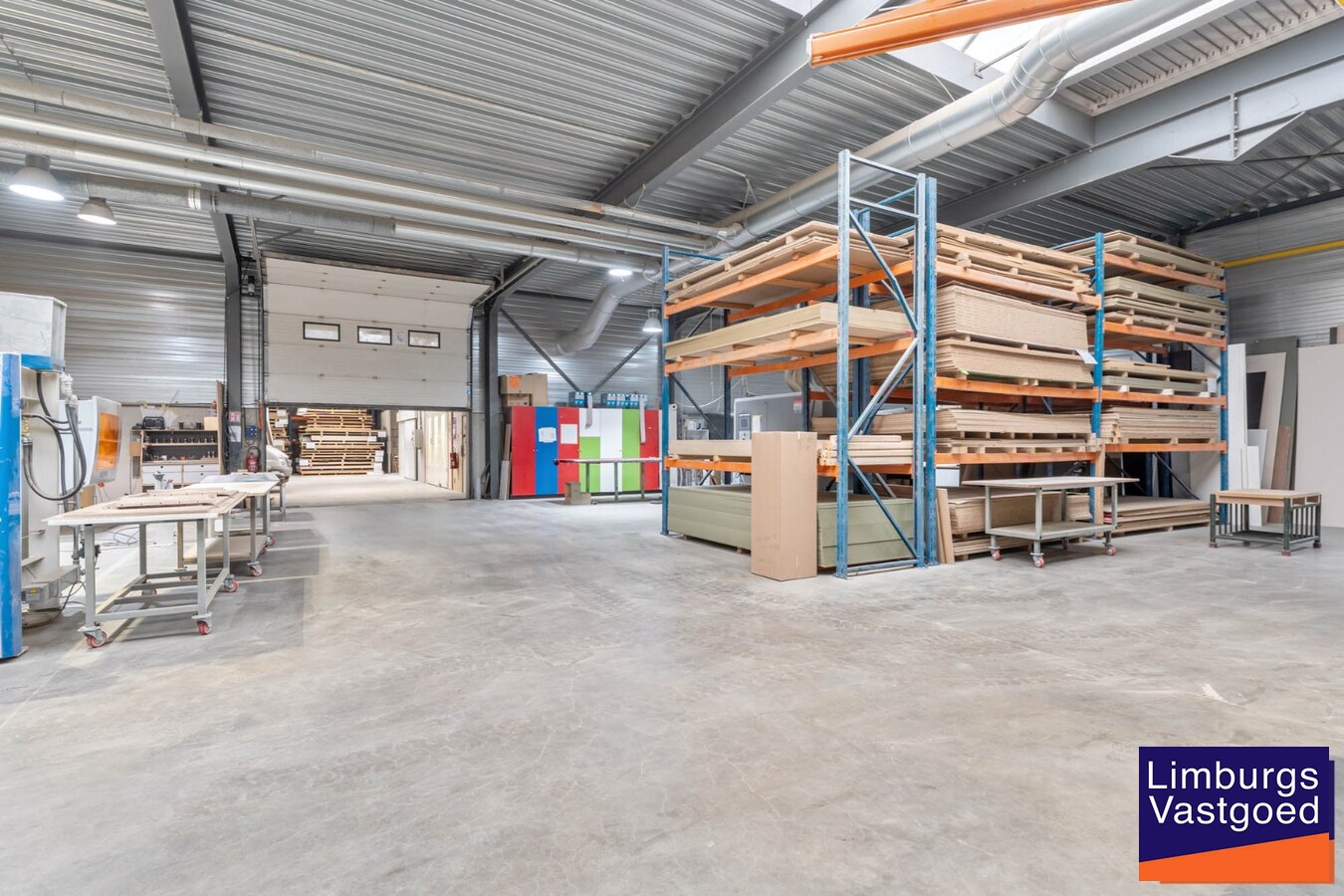 Industrieel gebouw, met woonst.1.696m², met kantoren 120m² + appartement 120m², Genk-Zuid 