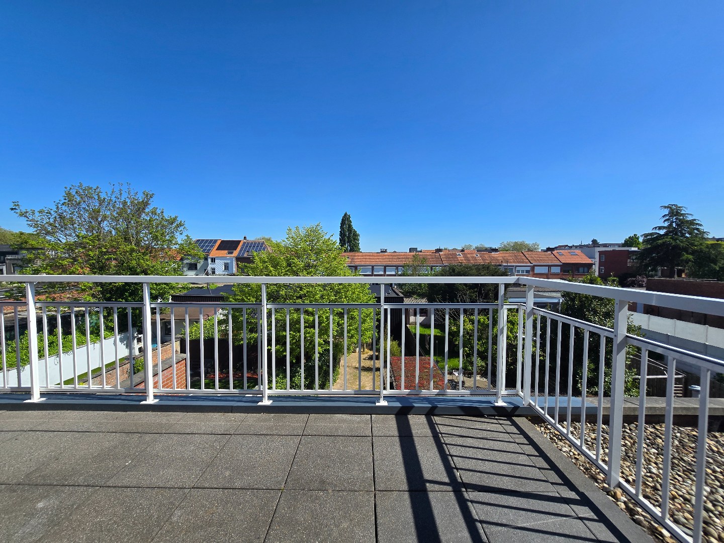 Instapklaar duplex appartement met 2 slpk. en 2 bdks. en mooi terras. 