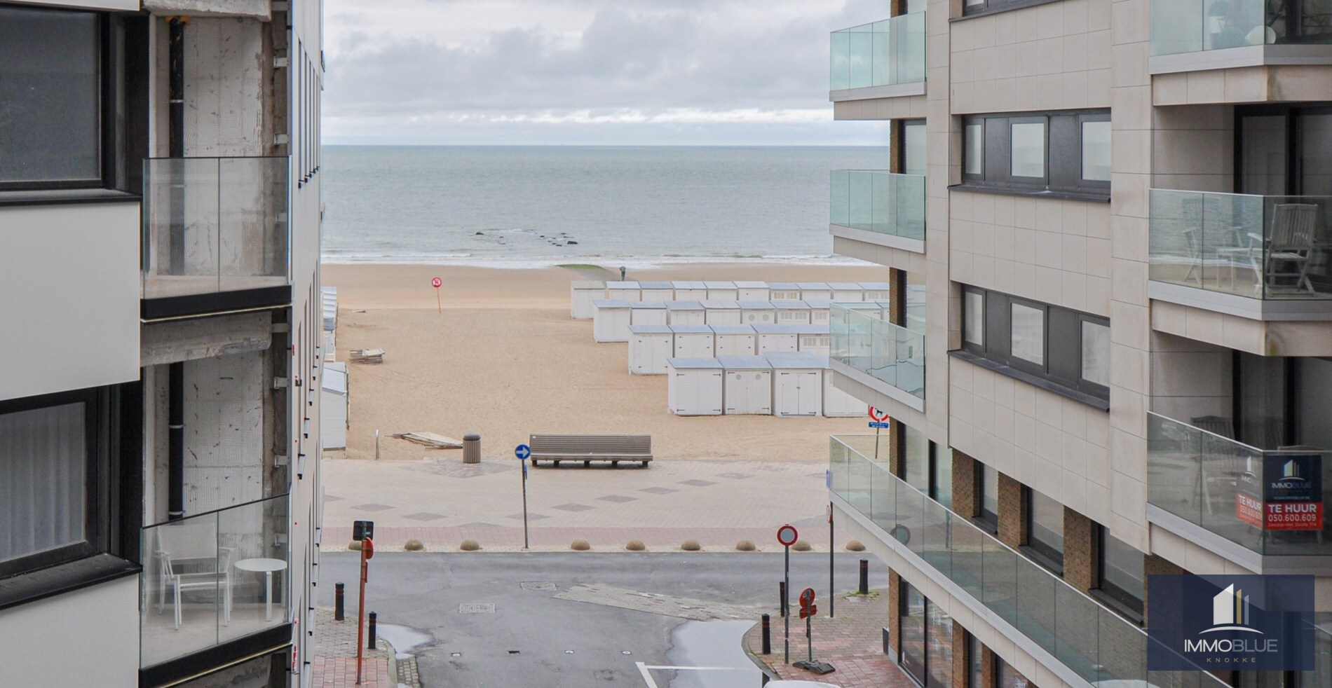Volledig gerenoveerd appartement met een mooi zijdelings zeezicht gelegen in het Zoute. 
