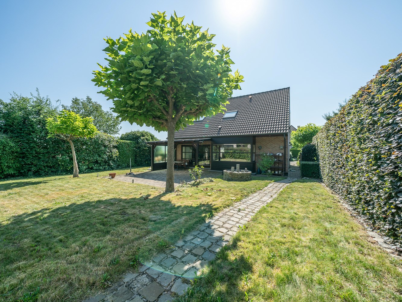 Instapklare, vrijstaande villa met 4 kamers op toplocatie 