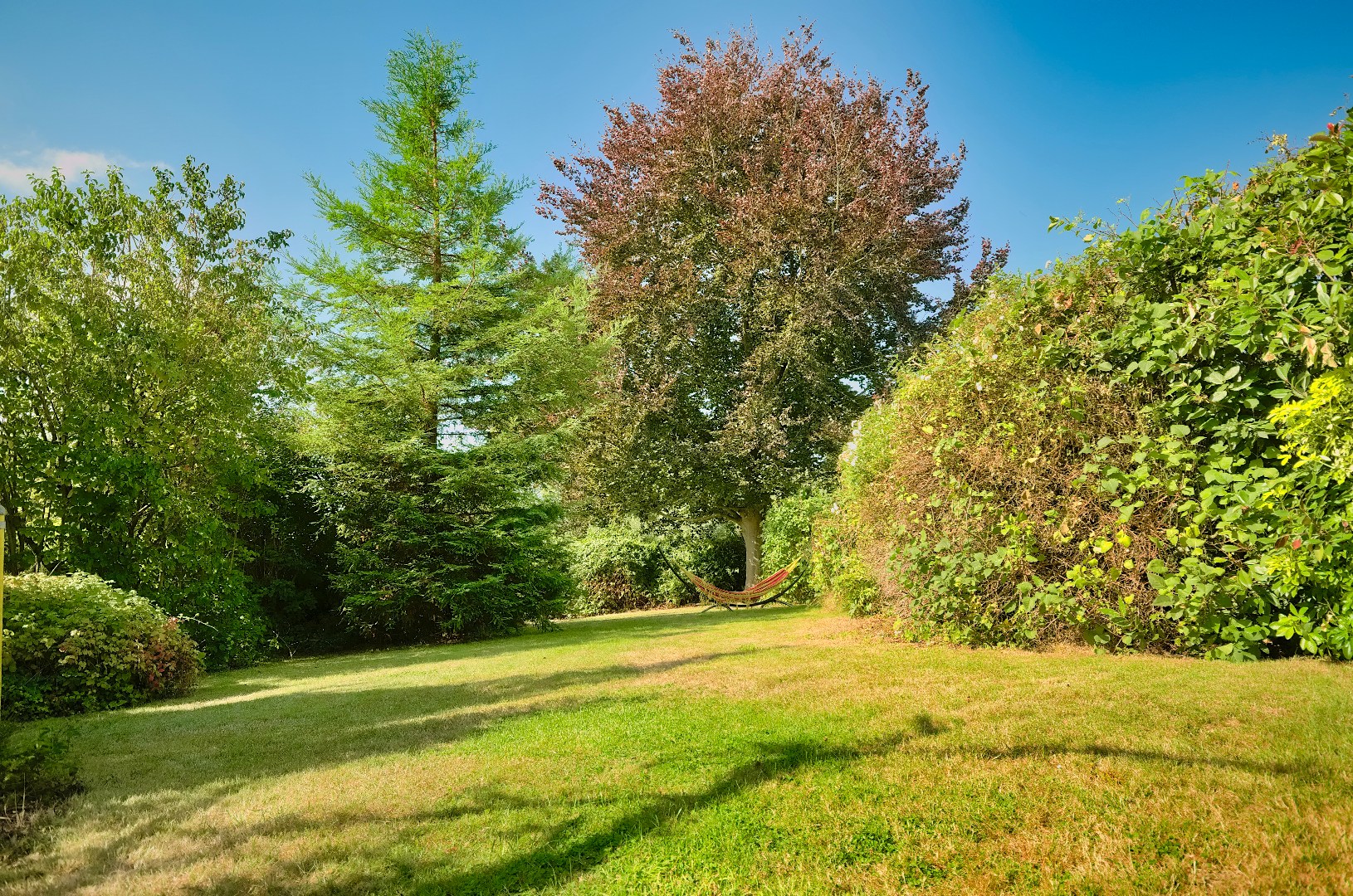 RUSTIG GELEGEN CHARMEHOEVE MET 3 SLAAPKAMERS, GARAGE EN TUIN 