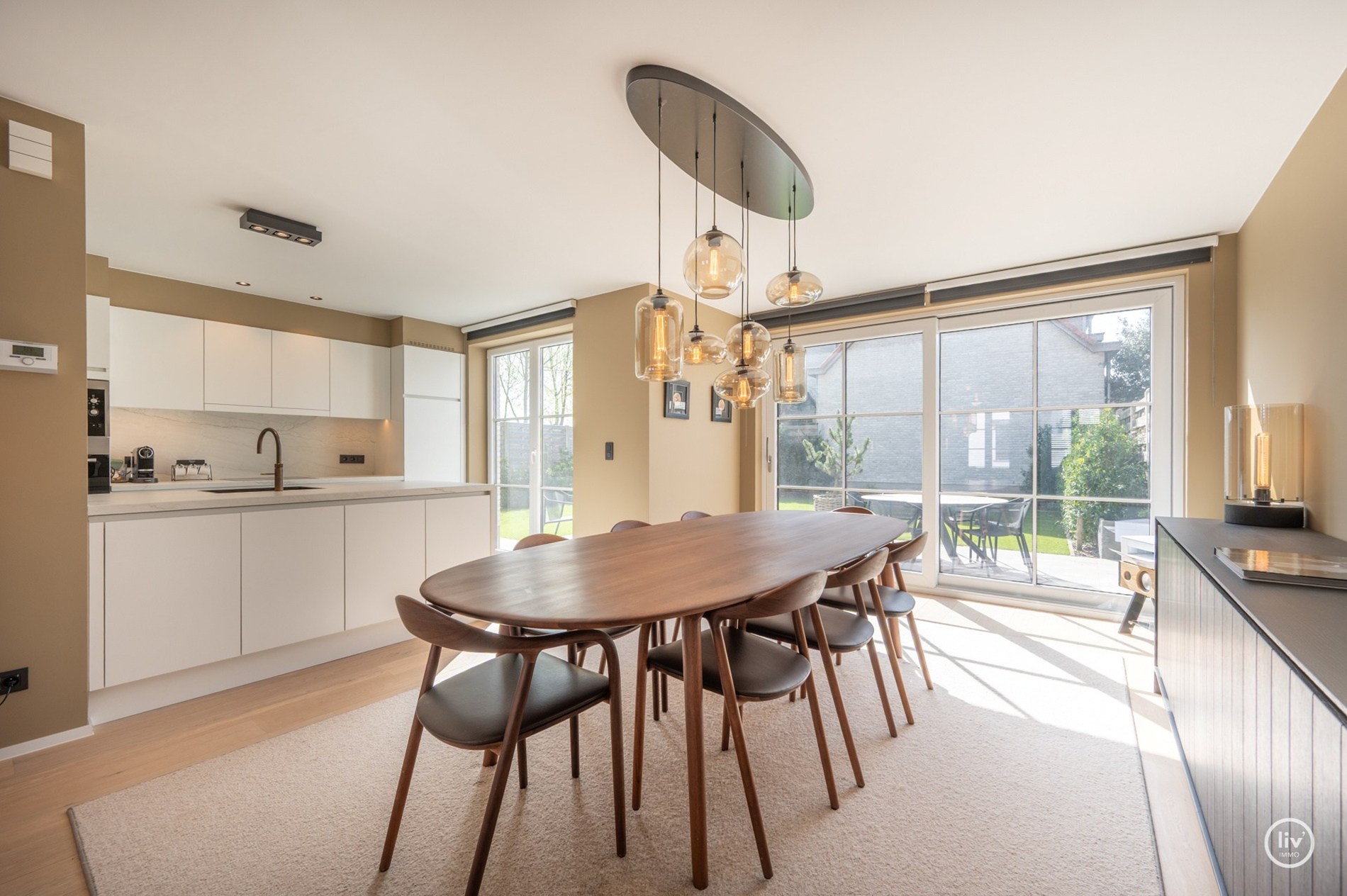 Prachtige halfopen woning met 5 slaapkamers en mooie tuin gelegen in Knokke. 