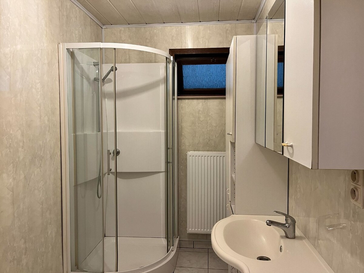 Gelijkvloersappartement met 2 slaapkamers en autostaanplaats te Leke 