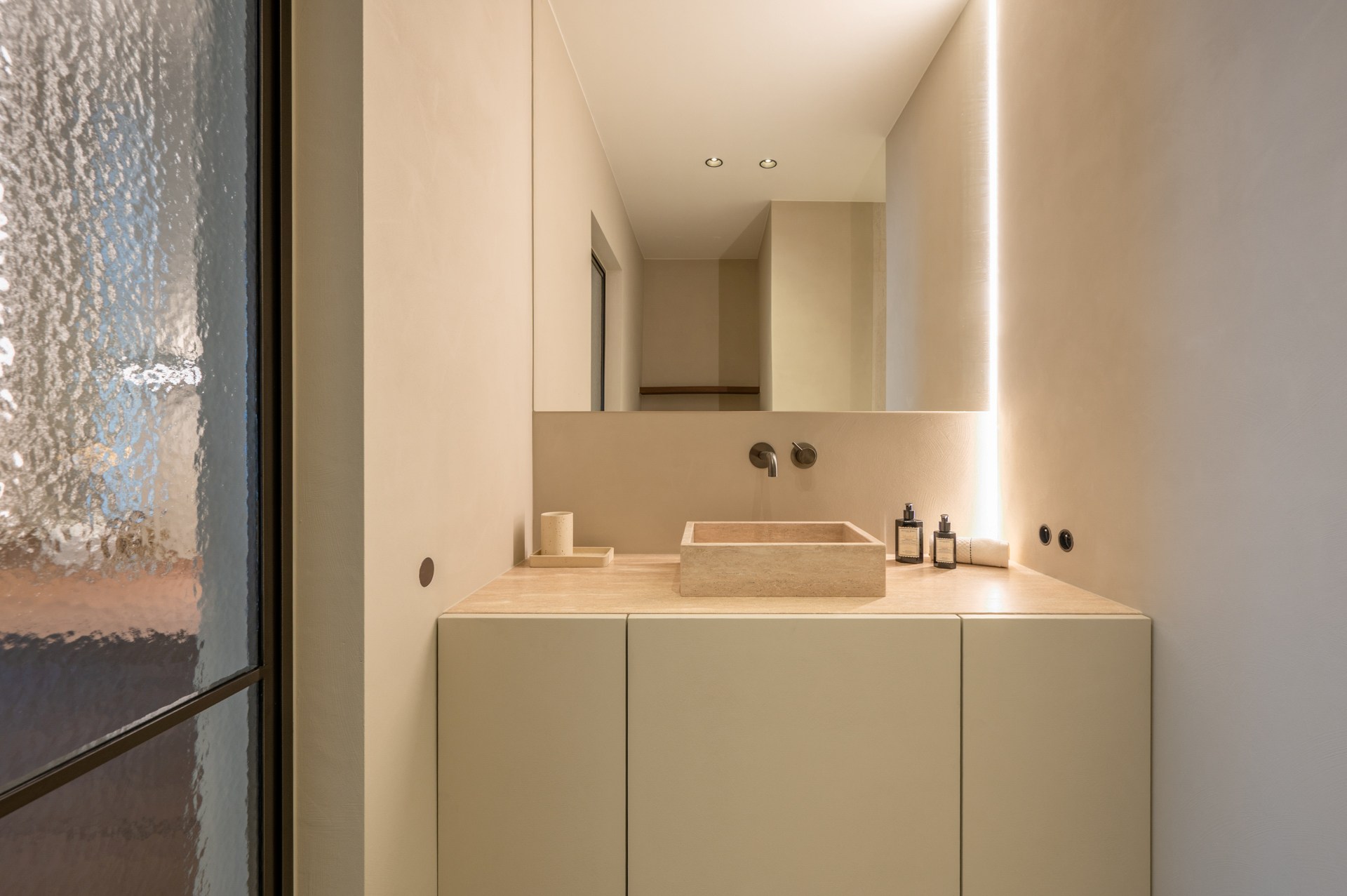 Prachtig gerenoveerd en instapklaar appartement met 3 slaapkamers en frontaal zeezicht, gelegen in een prestigieuze residentie op de zeedijk in het Zoute. 