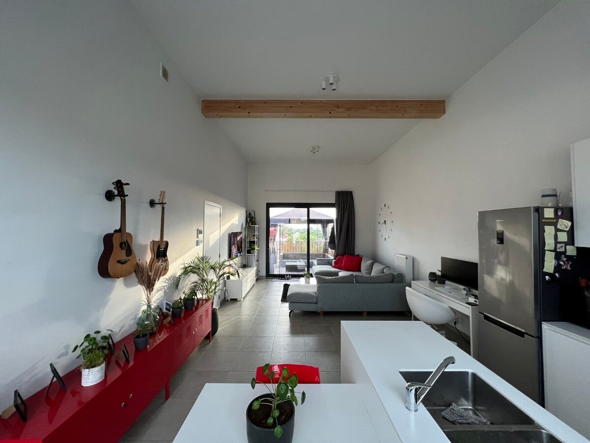 Uniek appartement (2 SUPER terrassen) op de Gaverse Markt !   LOFT-gevoel (hoogte : 3 m). 