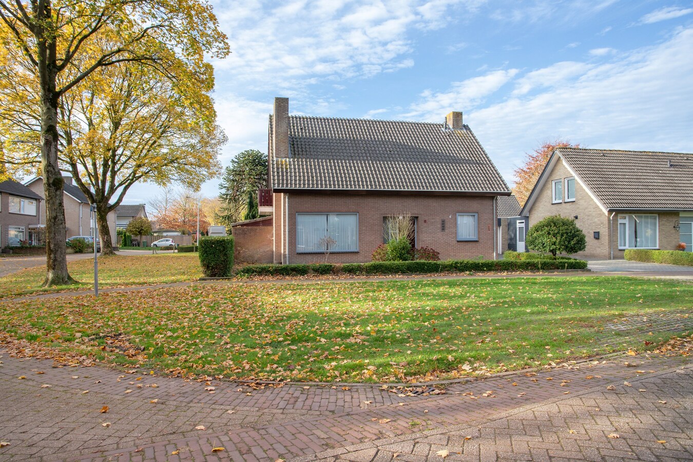 Degelijke vrijstaande woning met groot bijgebouw gelegen op een hoekperceel in Hooge Mierde. 