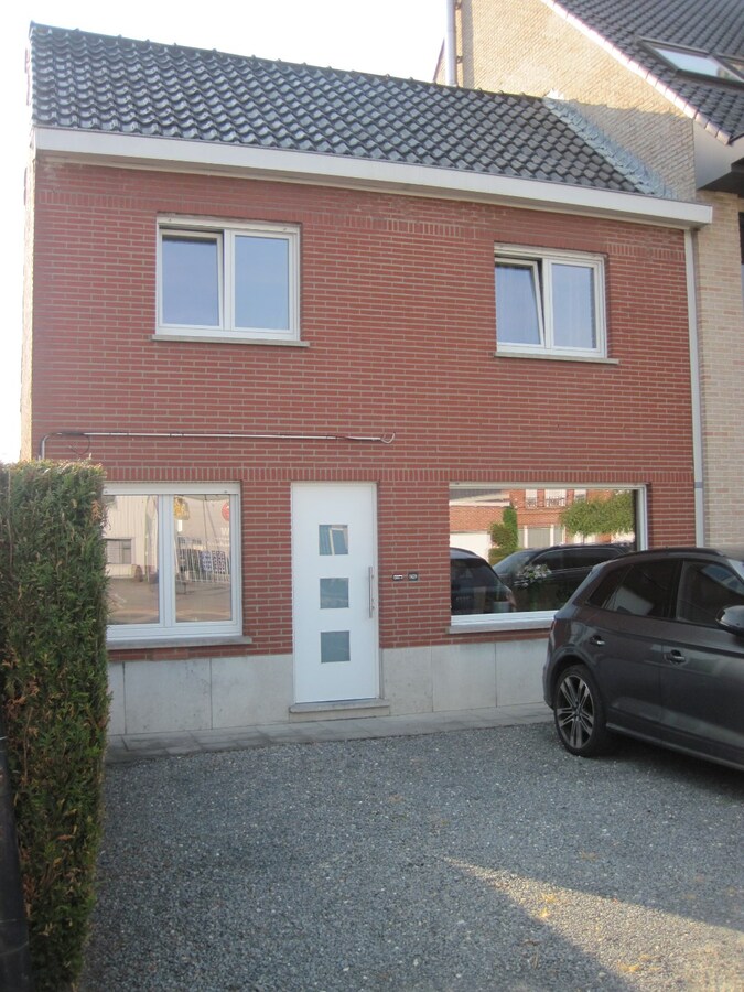 Degelijke woning met terras en tuintje. 