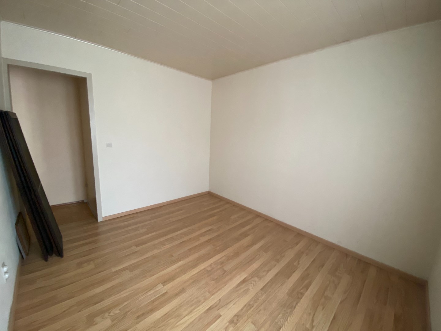 Te renoveren hoekwoning met grote tuin 