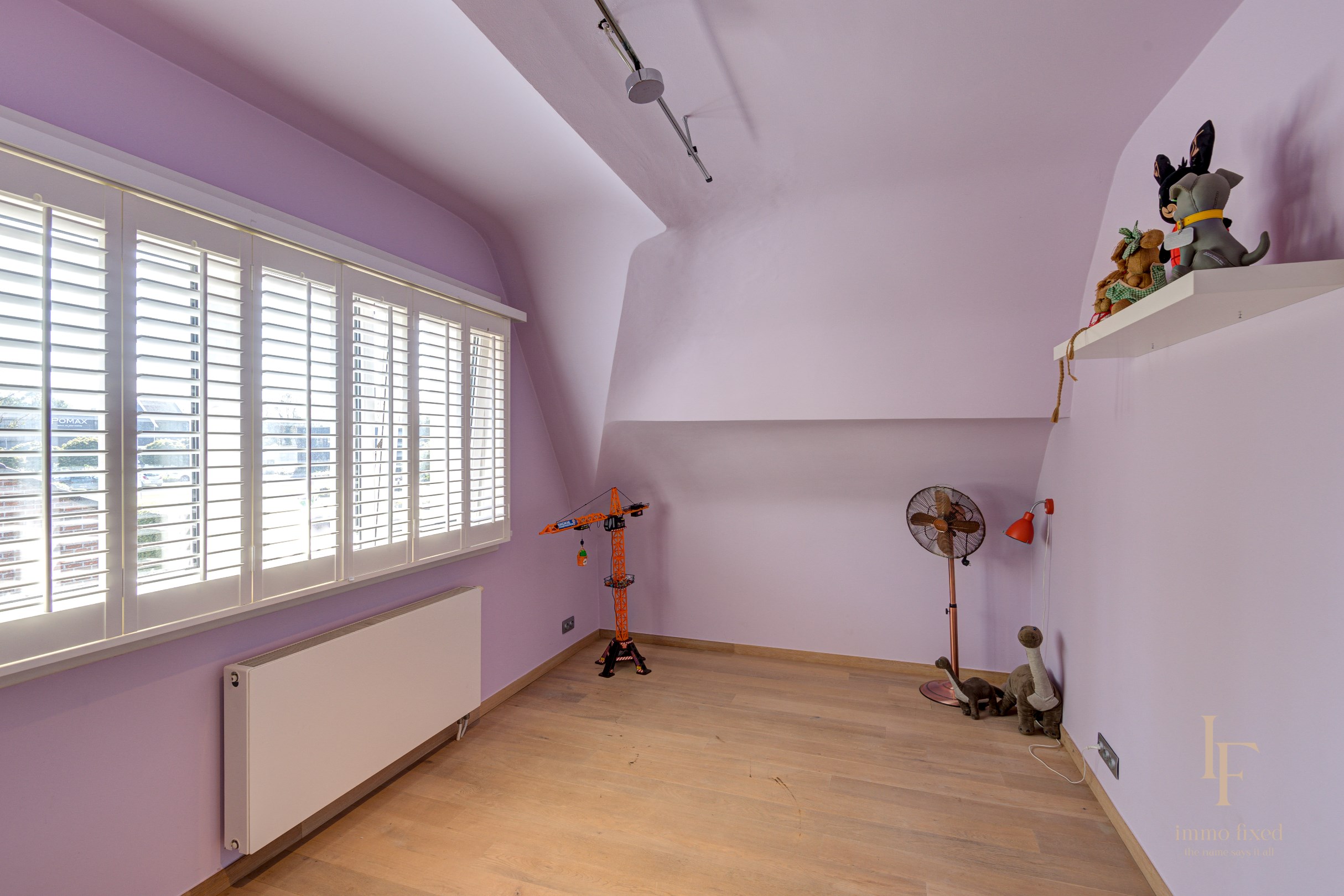 Villa met magazijn, garagebox en 12+ parkeerplaatsen te Kontich! 