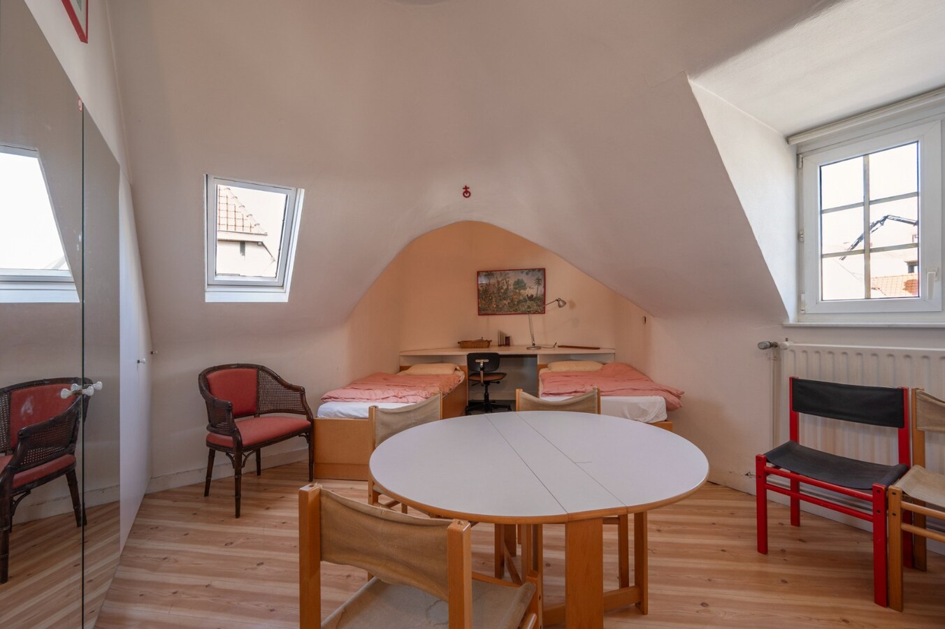 Villa in eclectische stijl met garage en staanplaatsen in het hart van Duinbergen 