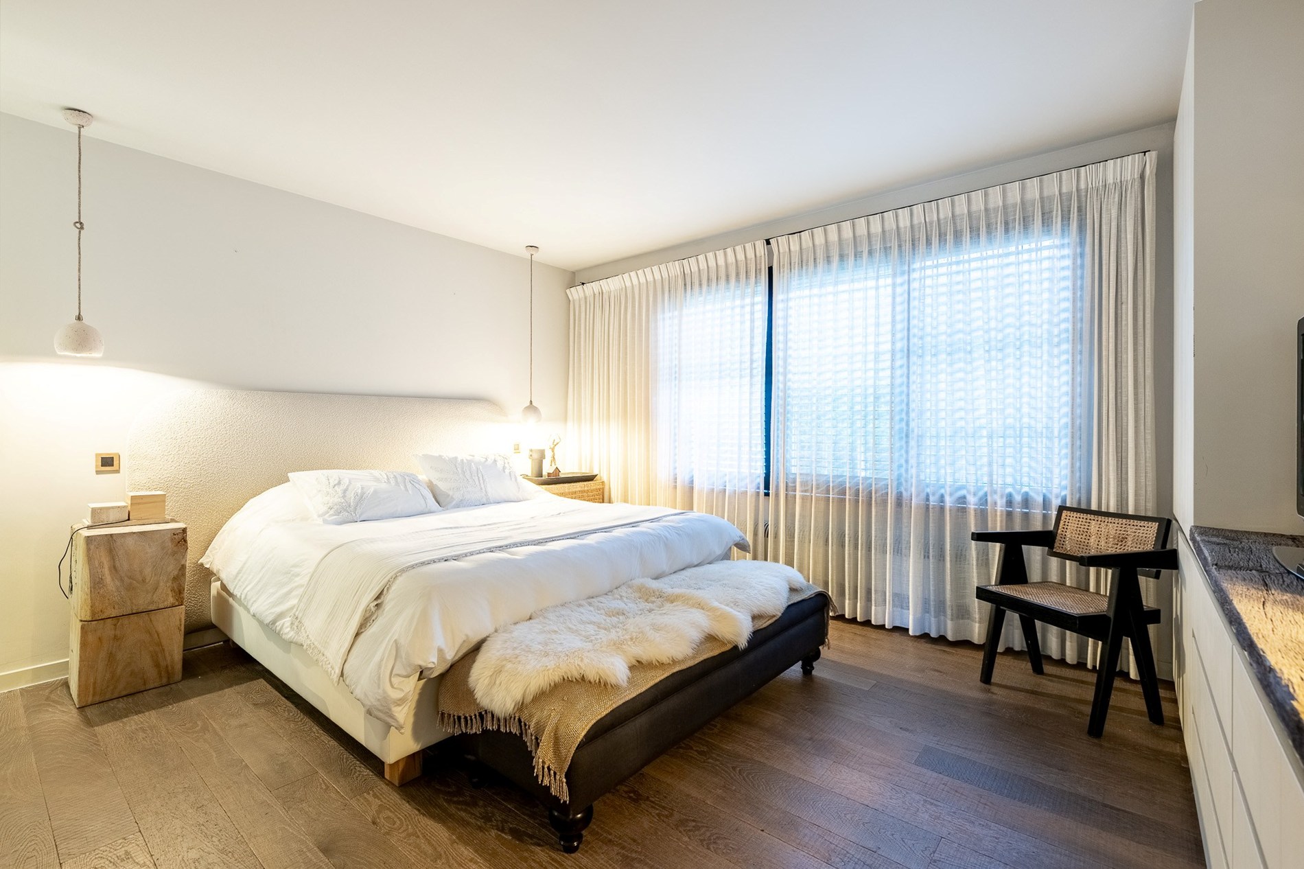 Gelegen in een rustige en uiterst gegeerde residentiële wijk van Knokke, biedt deze volledig gerenoveerde woning een perfecte combinatie van hedendaags comfort, licht en verfijnde elegantie 