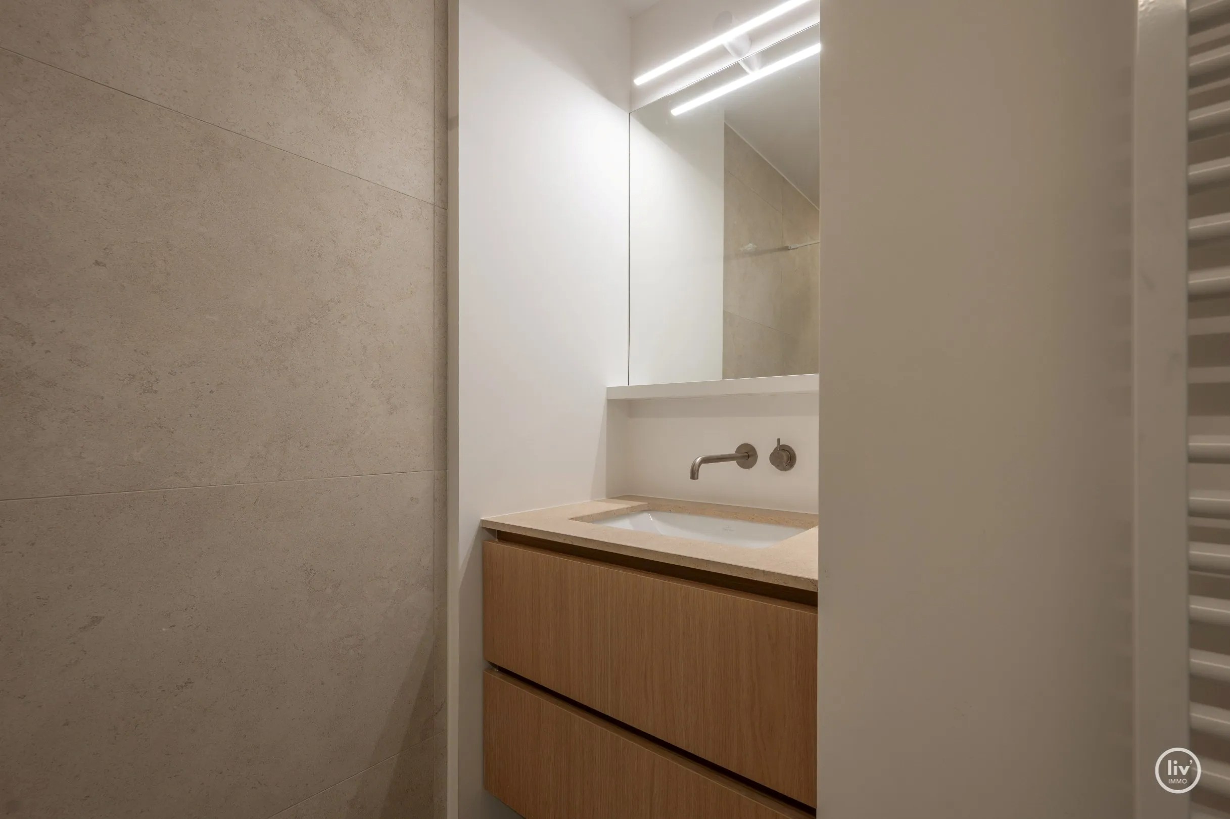 Dit prachtig gelegen appartement geniet van een zuidelijke oriëntatie en bevindt zich in een groene en rustige omgeving, rechtstreeks grenzend aan het Yzerpark. 