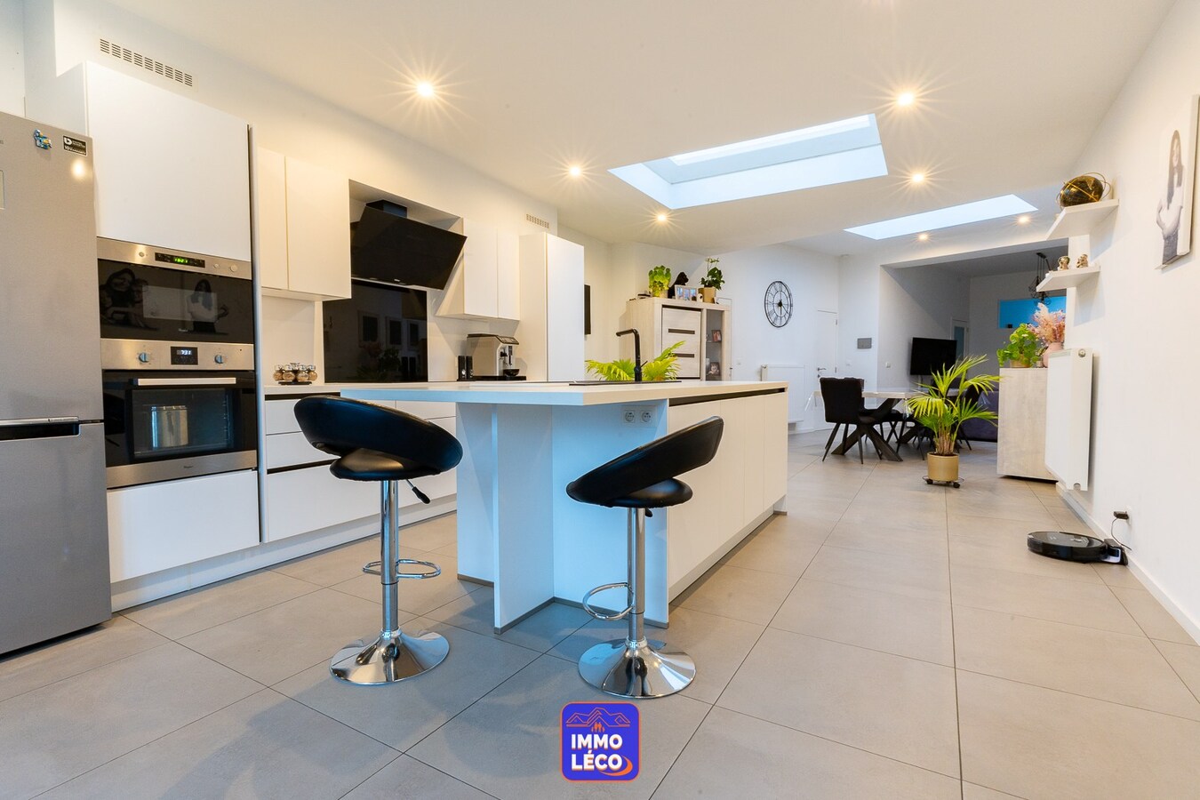 Maison entièrement rénovée avec beaux volumes, terrasse et jardin. 