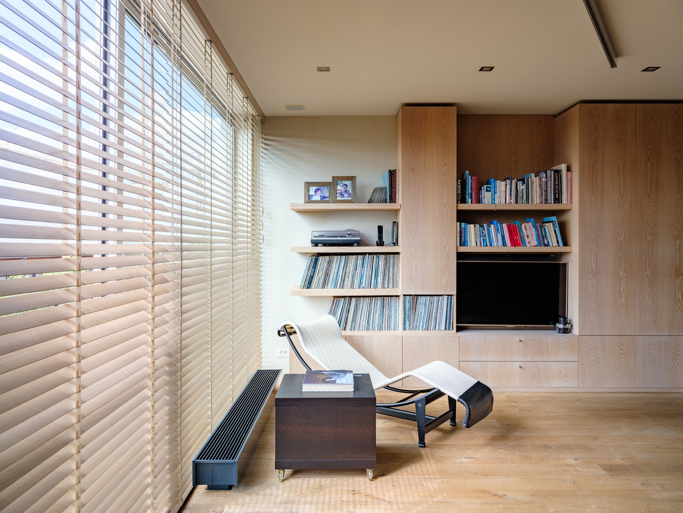 Exclusief wonen. Uitzonderlijk, luxueus en ruim (191m²) appartement met terras en fenomenaal zicht op water. 