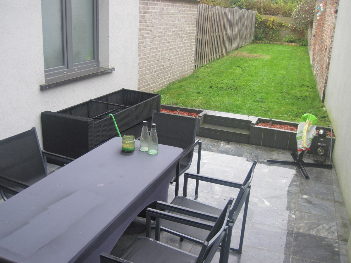 Recent vernieuwde, ruime rijwoning in hartje Gavere. 