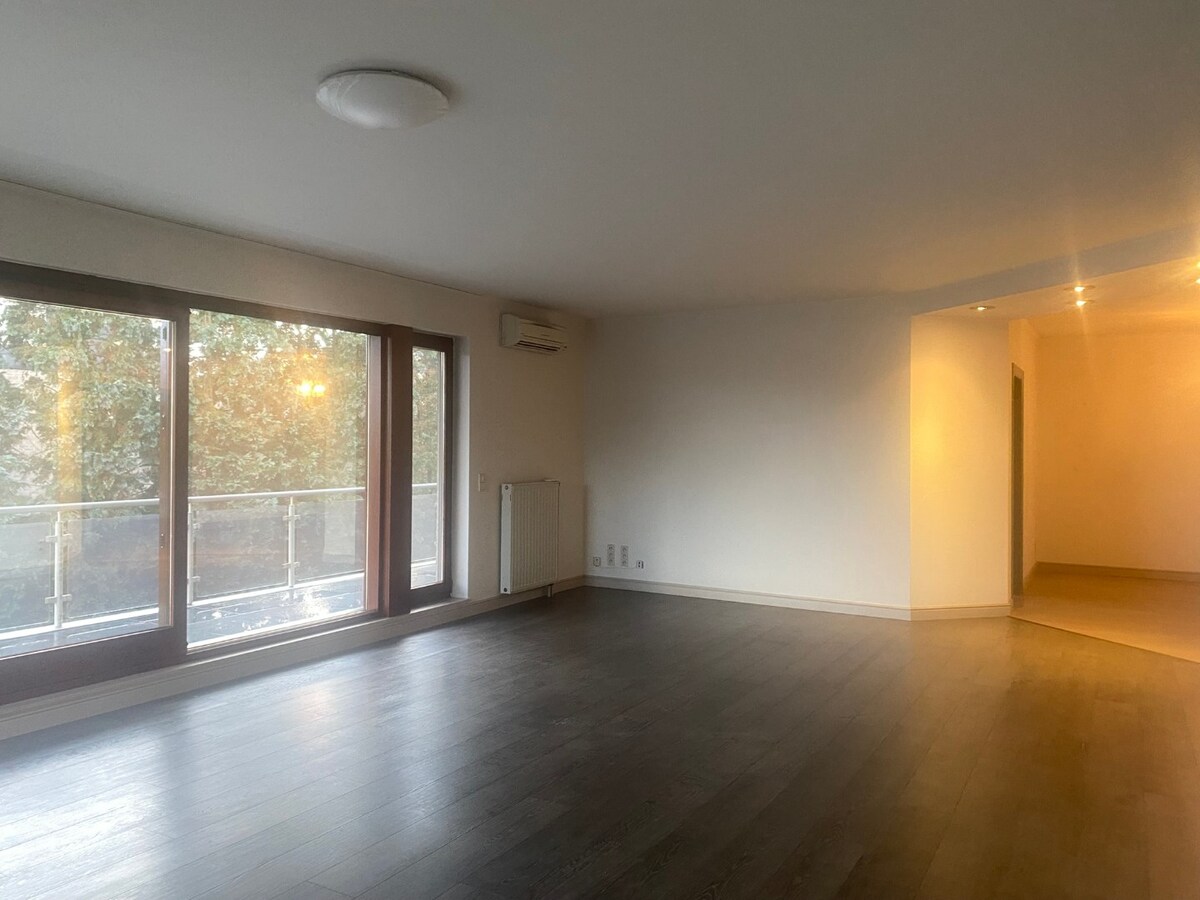 Appartement (175 m²) met 3 slaapkamers, terras (25 m²), 2 badk., 2 garages, berging. 1e verdiep (lift). 