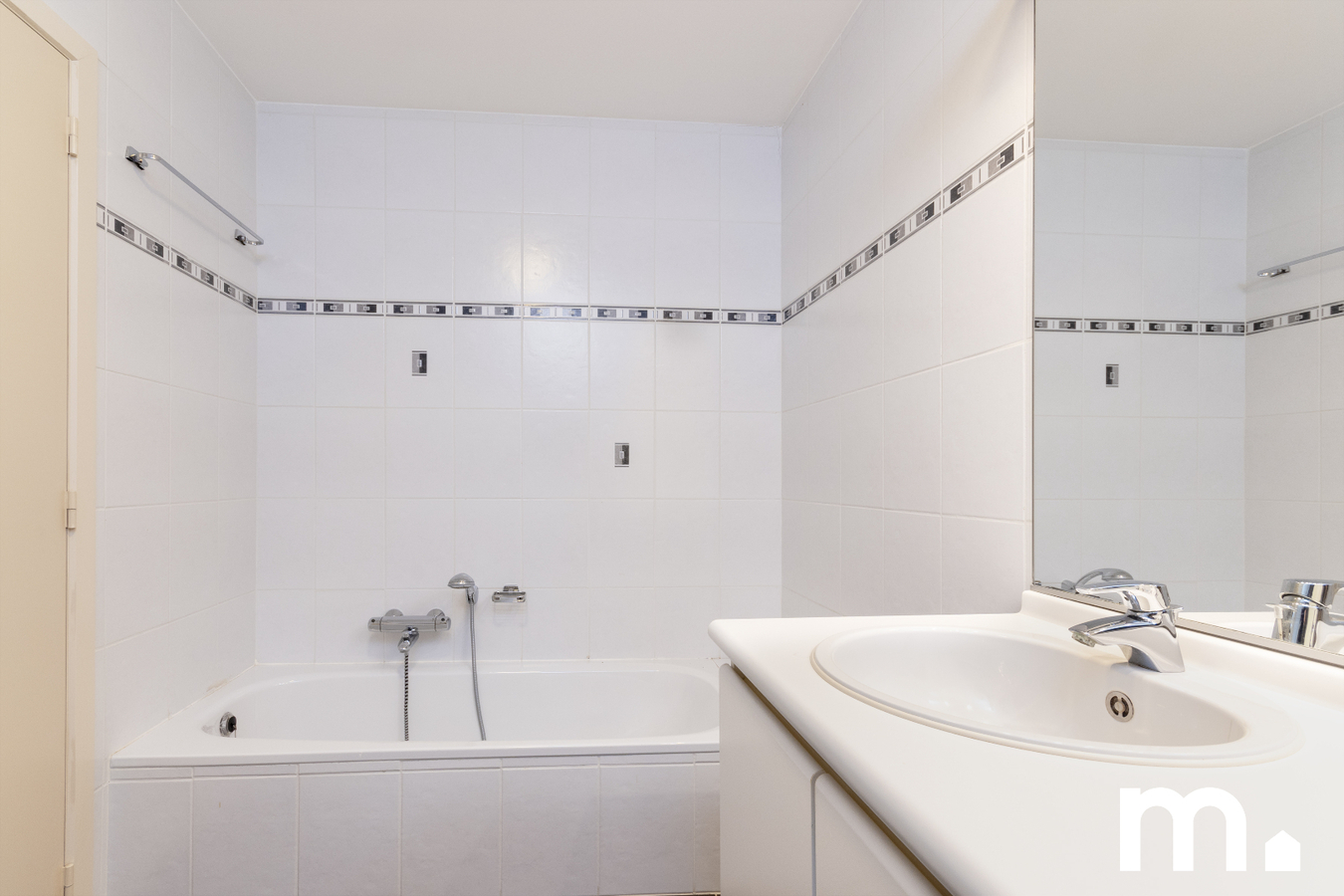 Instapklaar appartement met garage en privé parkeerplaats te koop in Roeselare ! 