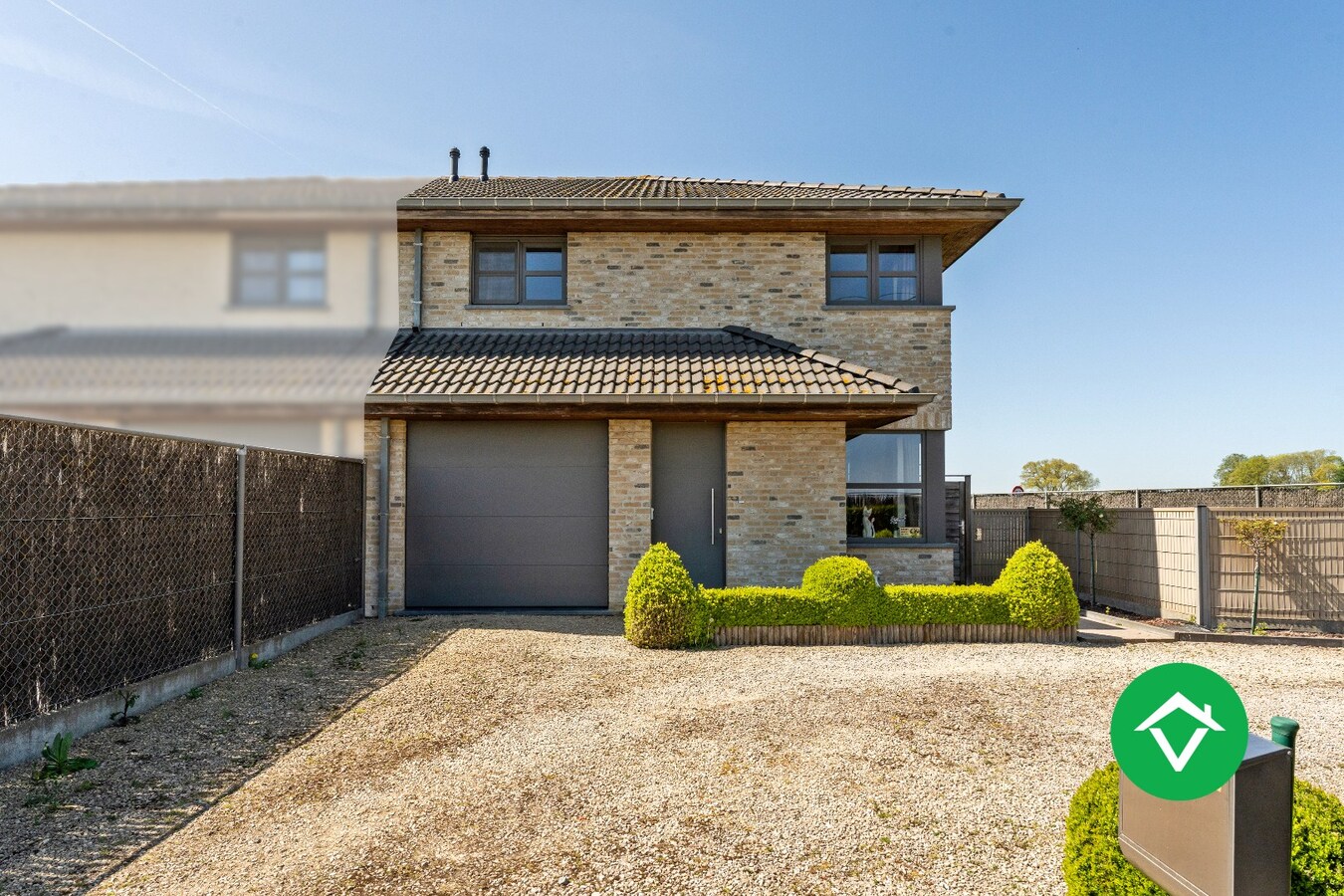 Recente woning (2011) met 3 slaapkamers, inpandige garage en vergezichten te Koekelare 