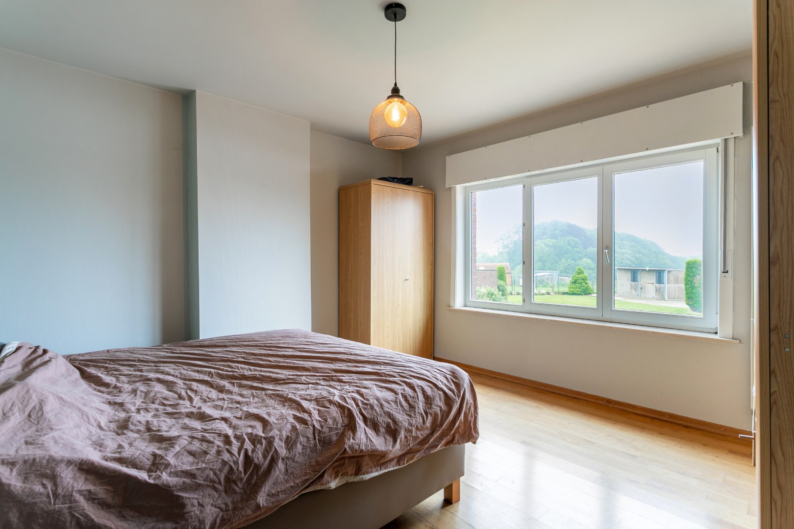 Ruime woning met naastgelegen bouwgrond en loods 