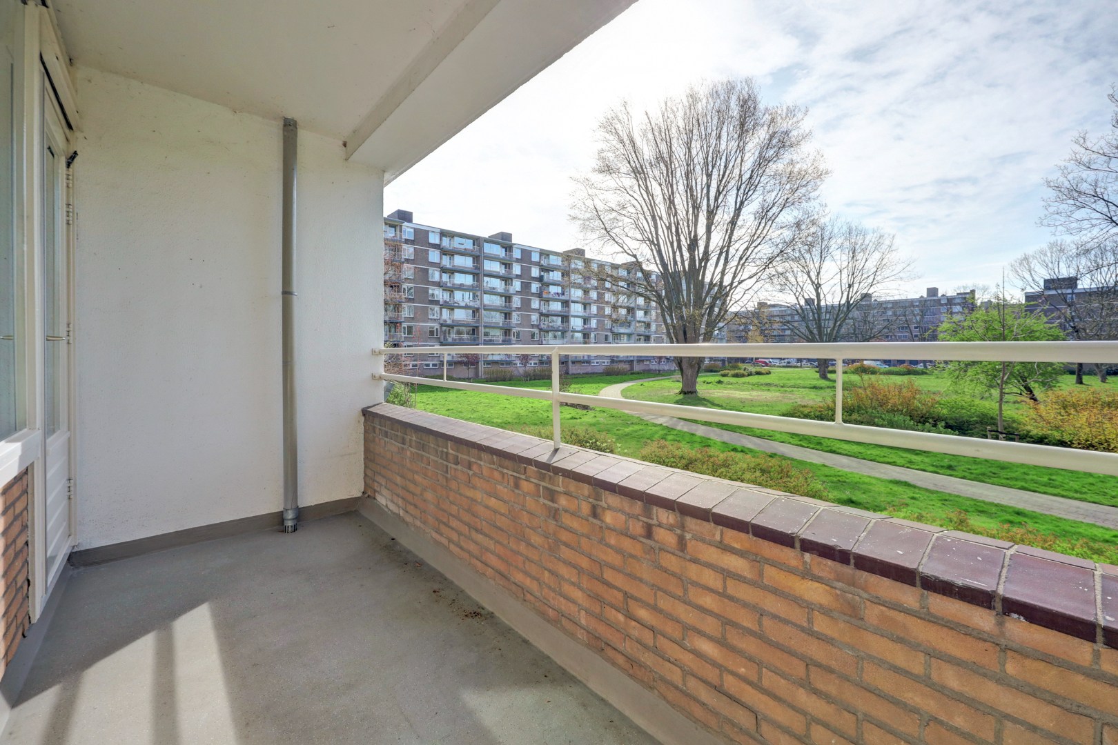 4-kamer appartement op de 1e verdieping, met 2 balkons, berging in de onderbouw en gelegen op eigen grond! 